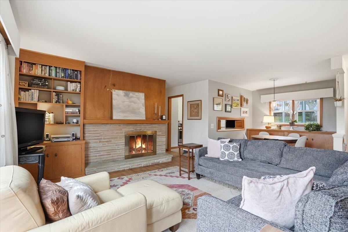 102 W Lakeview Avenue