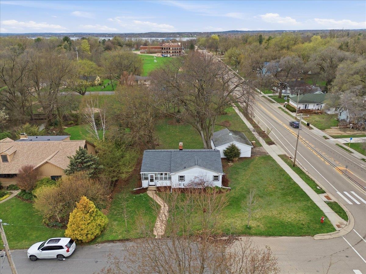 102 W Lakeview Avenue