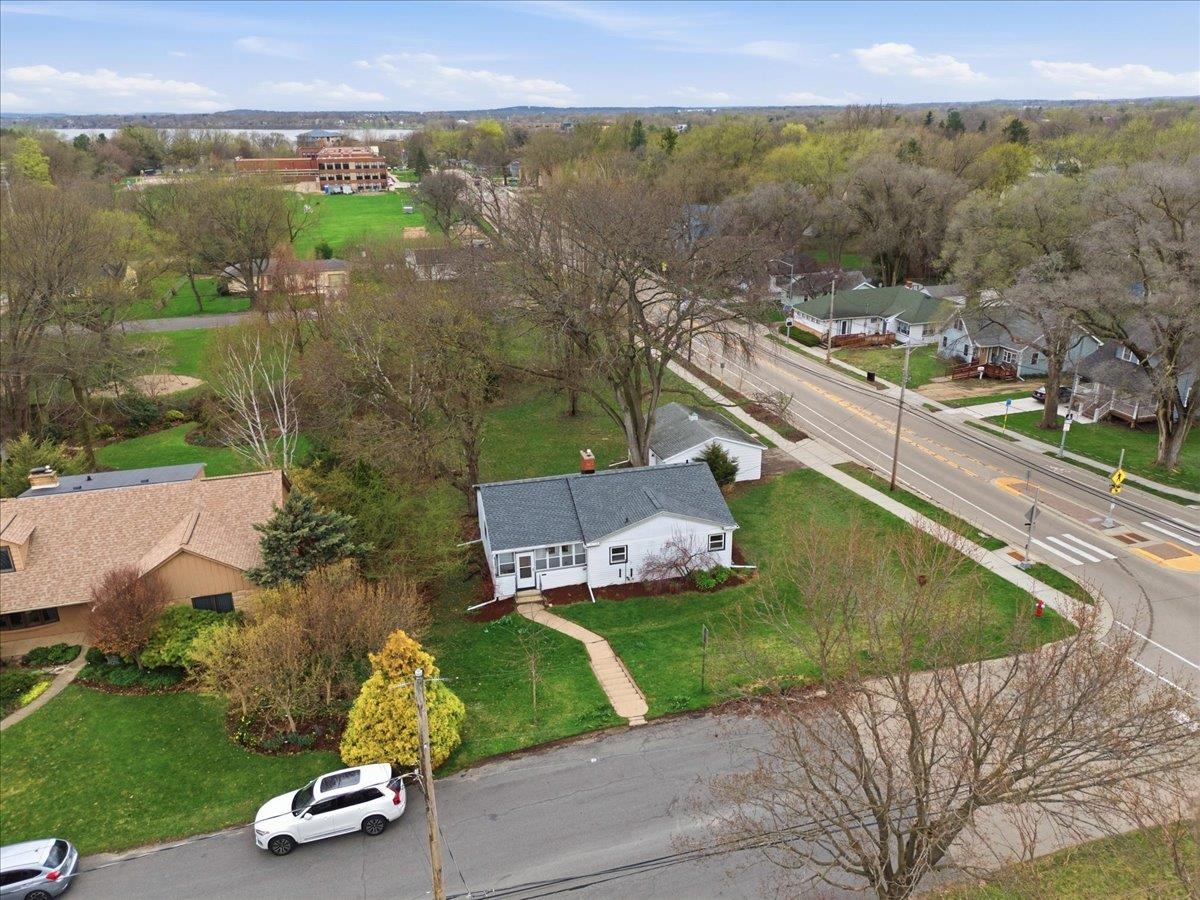 102 W Lakeview Avenue