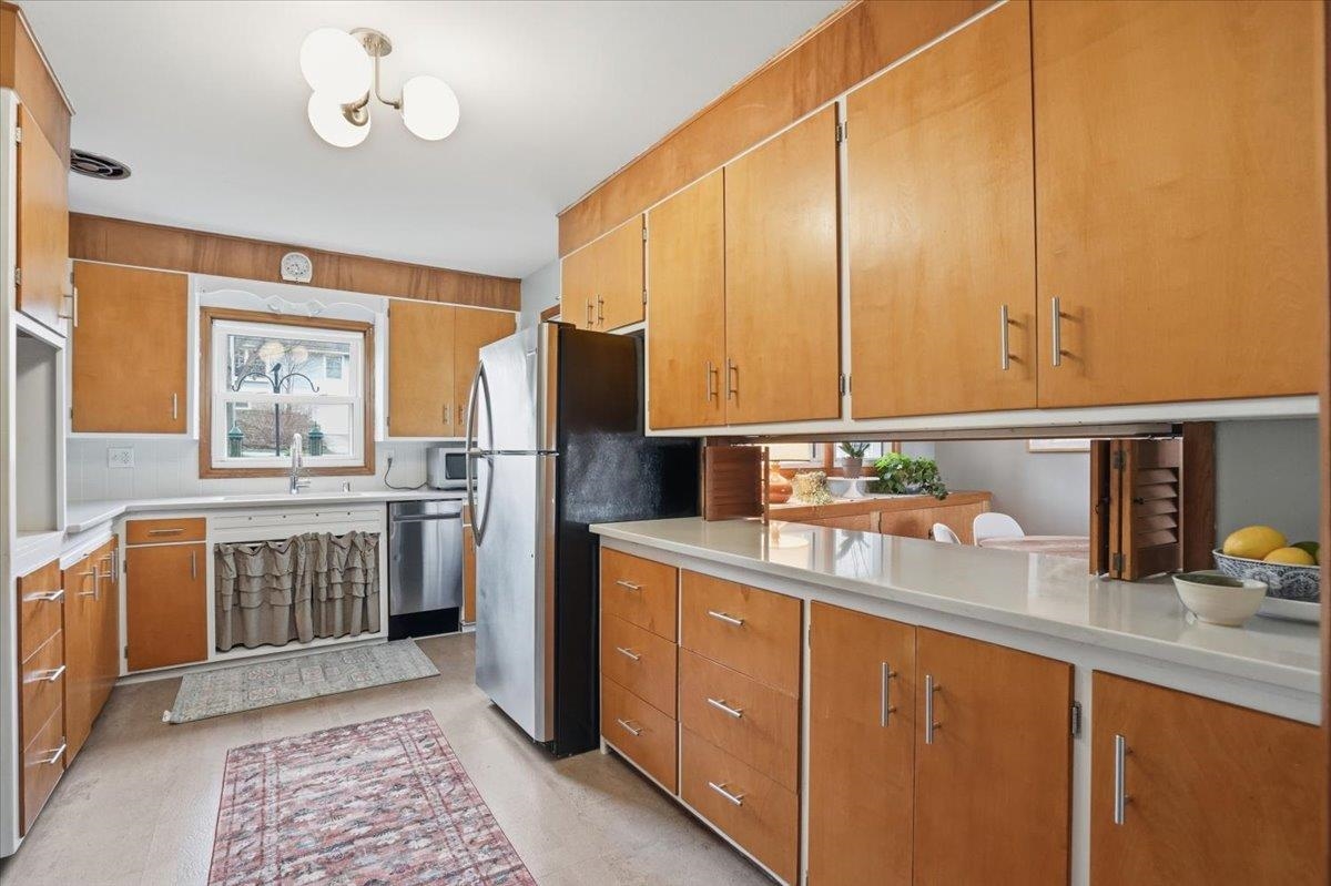 102 W Lakeview Avenue