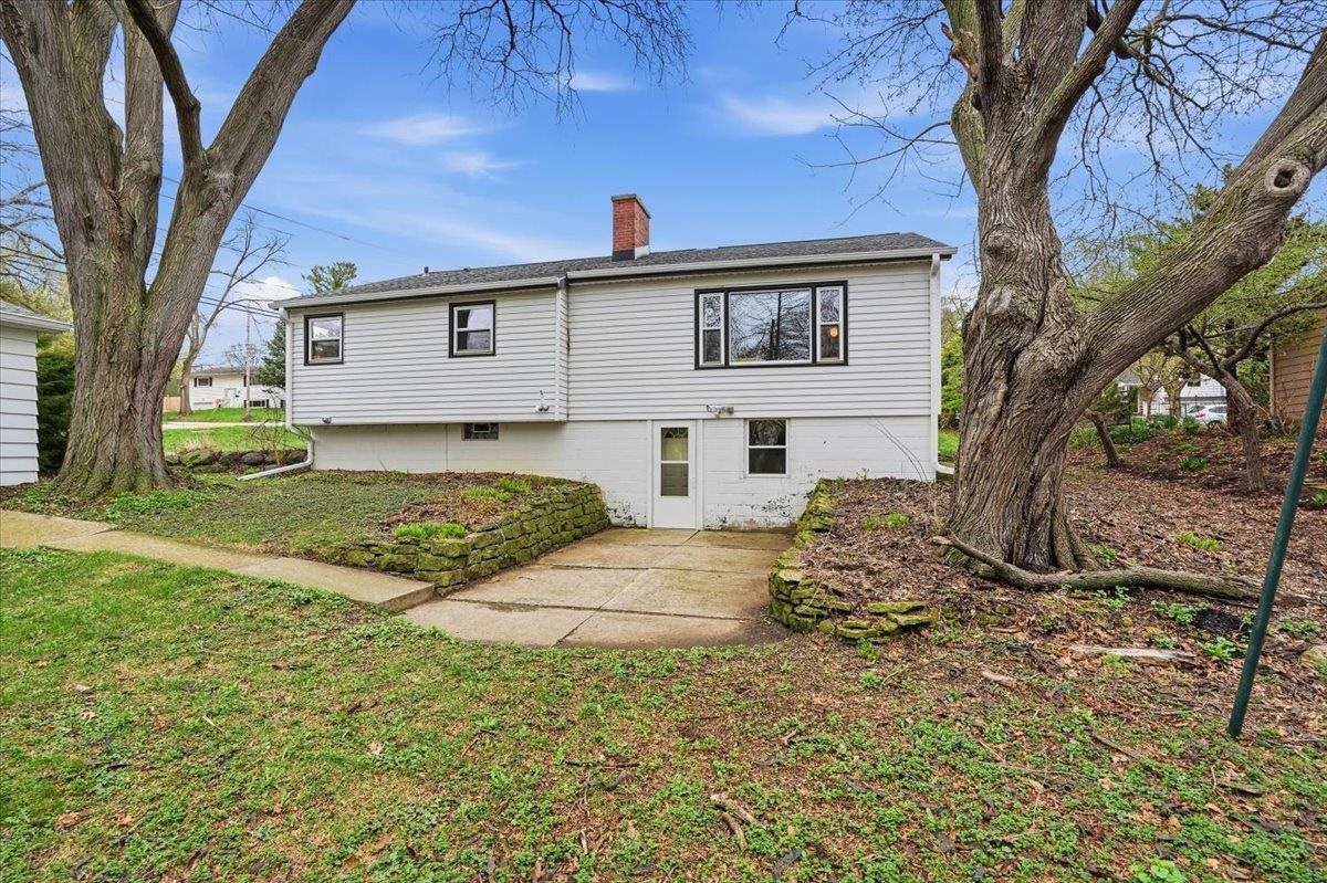 102 W Lakeview Avenue