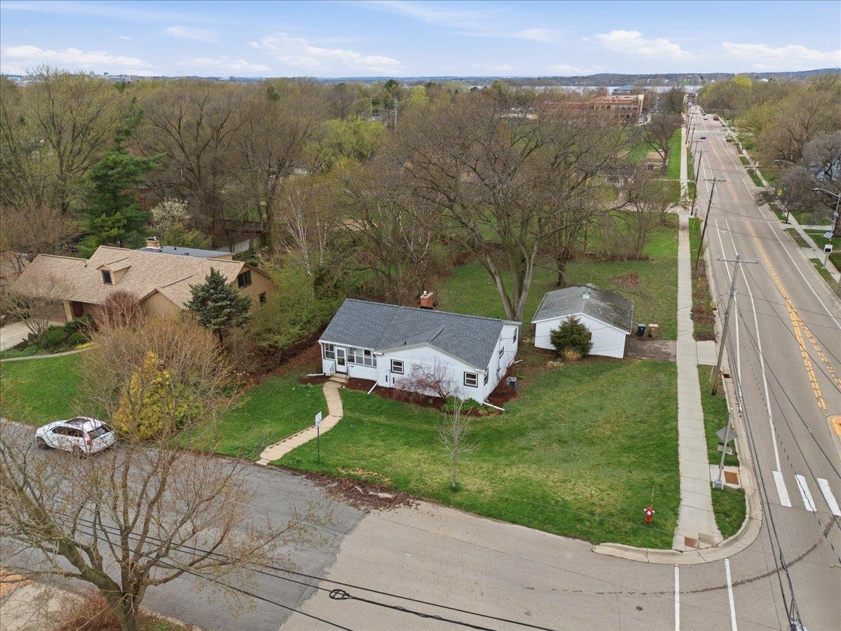 102 W Lakeview Avenue