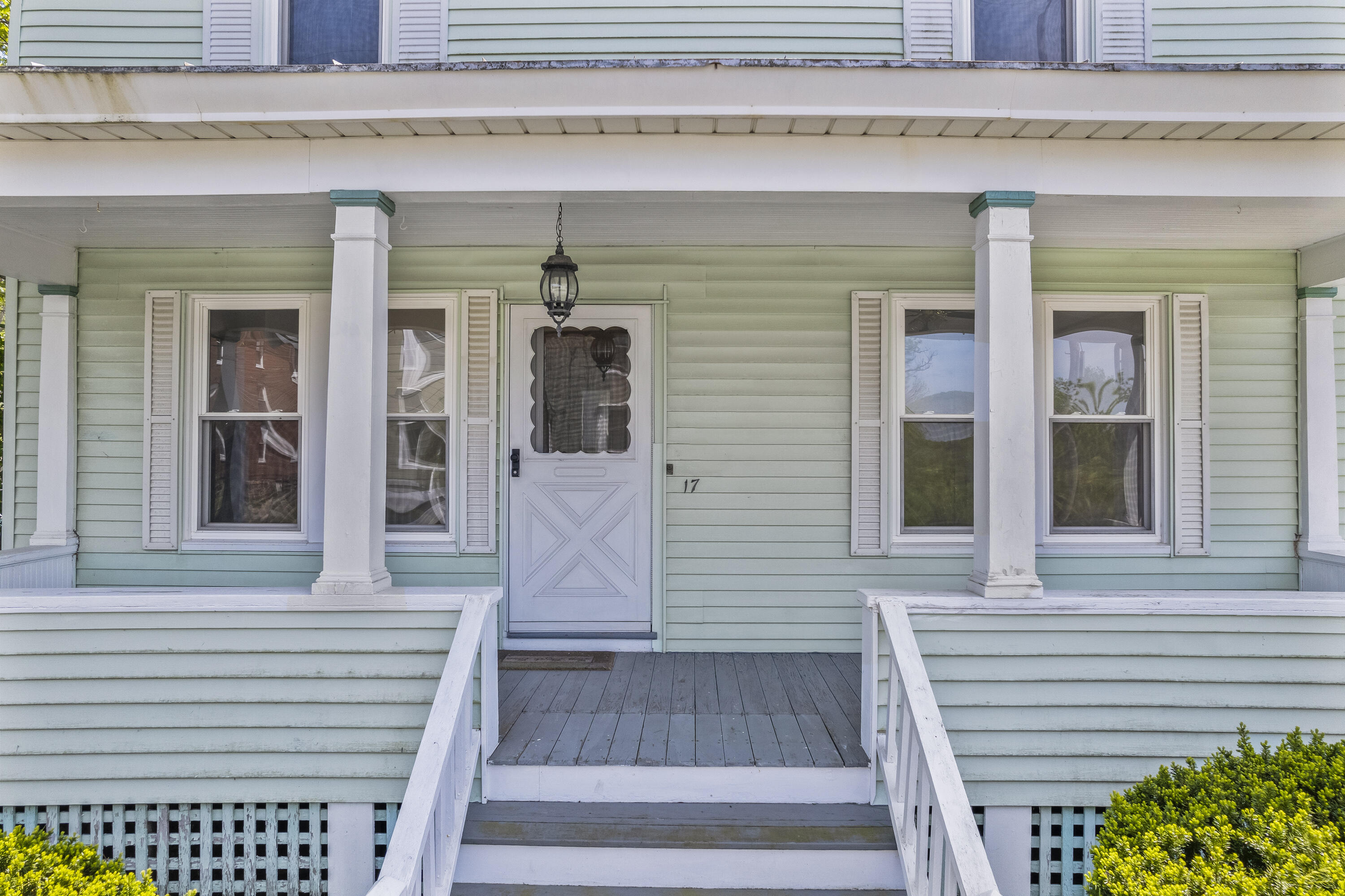 17 Oak Street