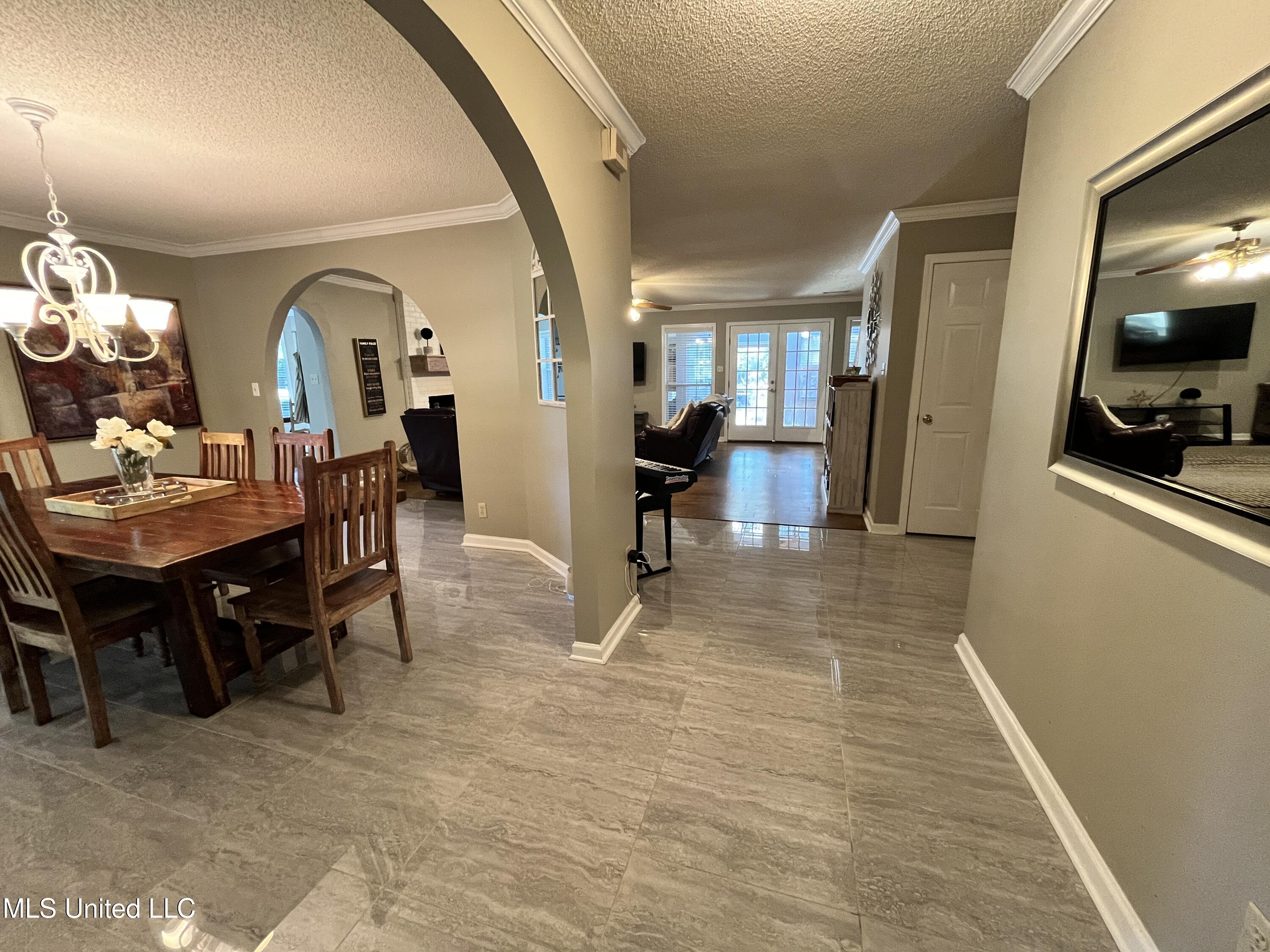 5816 N Rolling Pine Drive