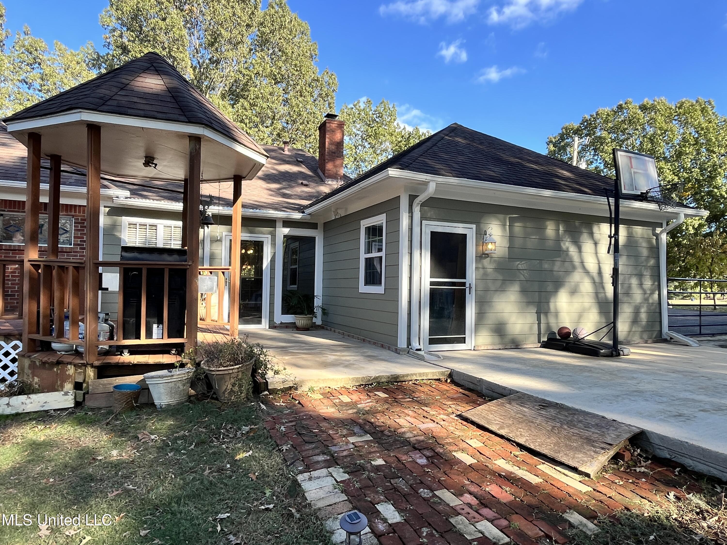 5816 N Rolling Pine Drive