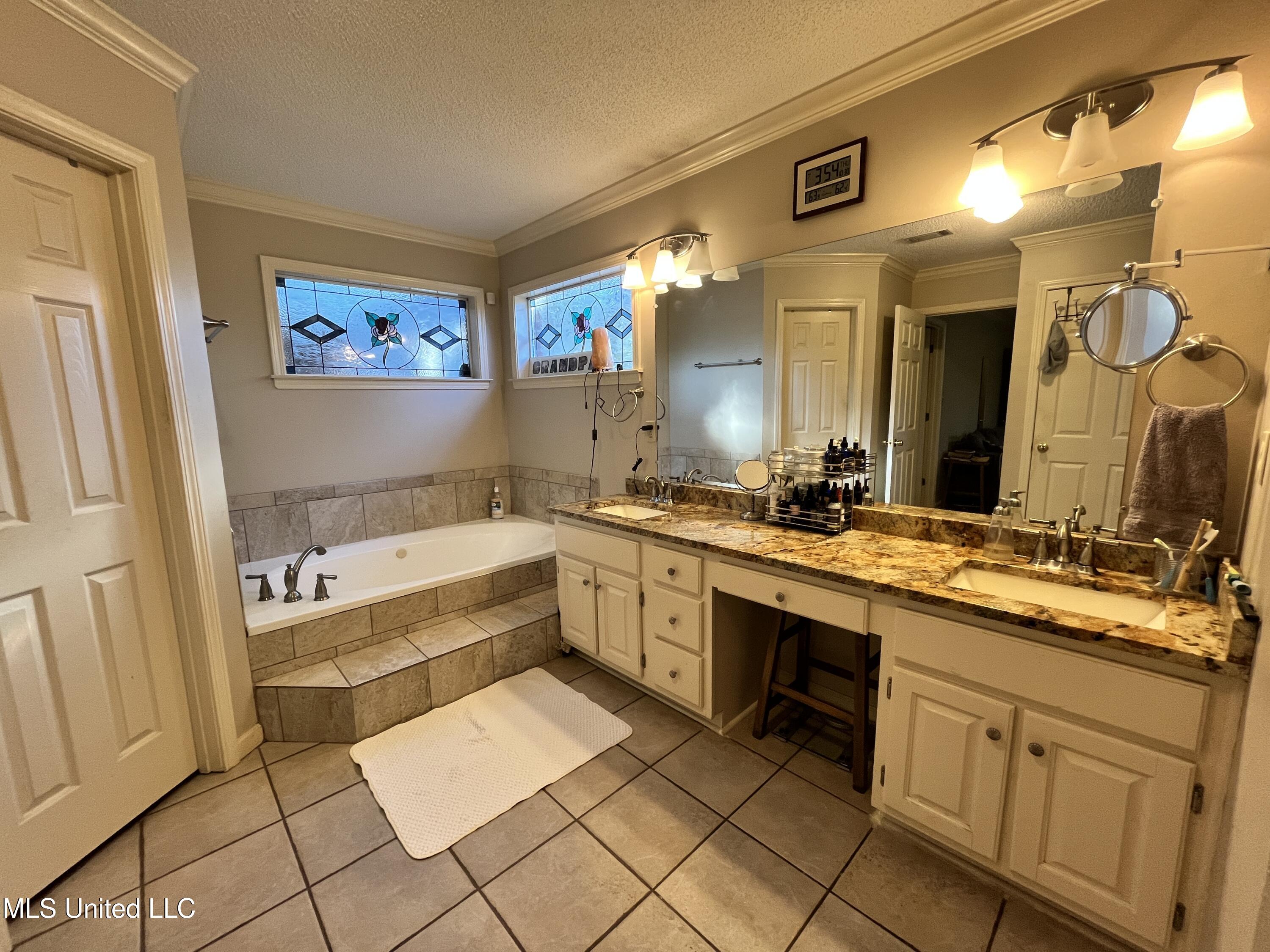 5816 N Rolling Pine Drive