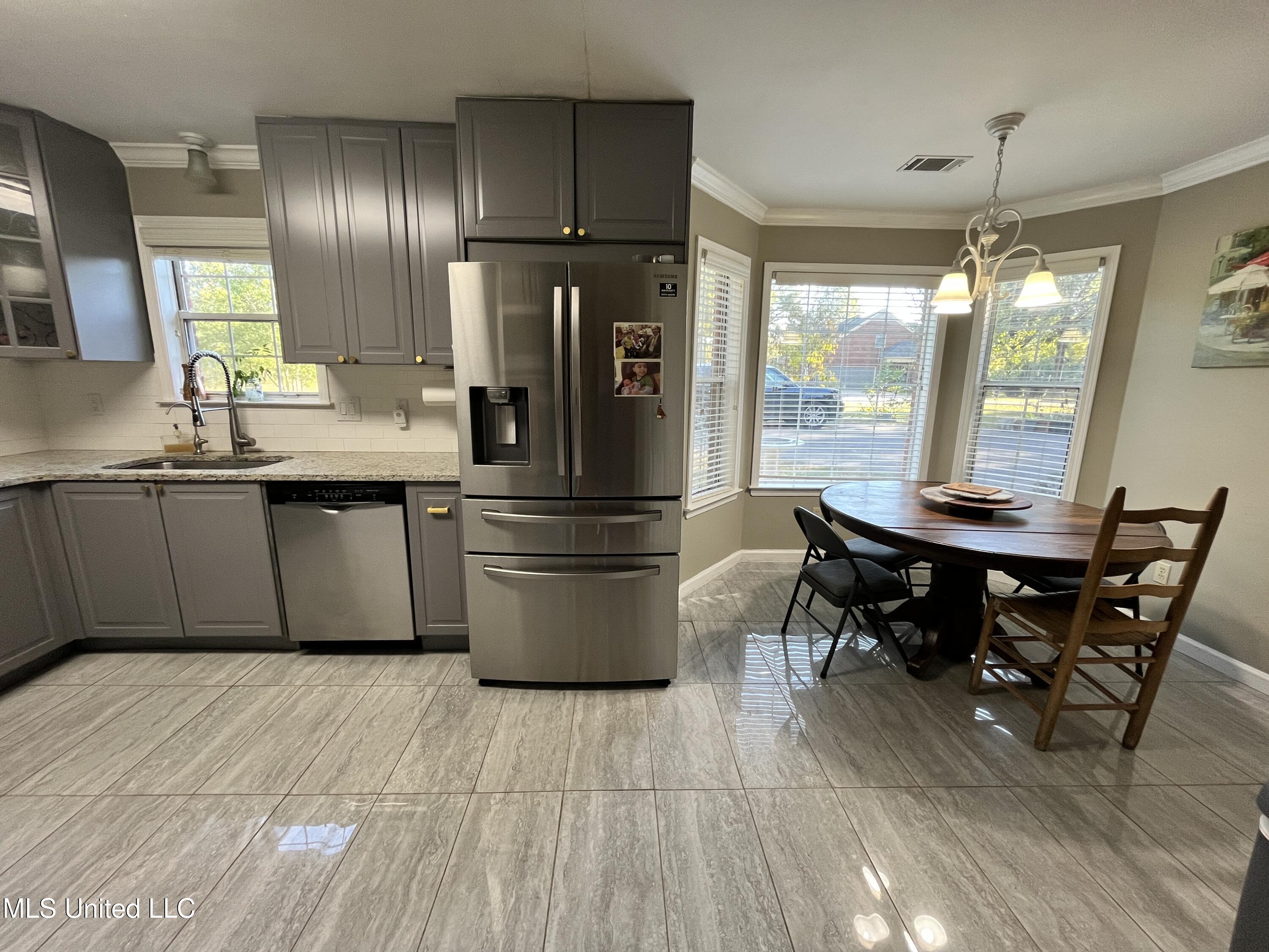 5816 N Rolling Pine Drive