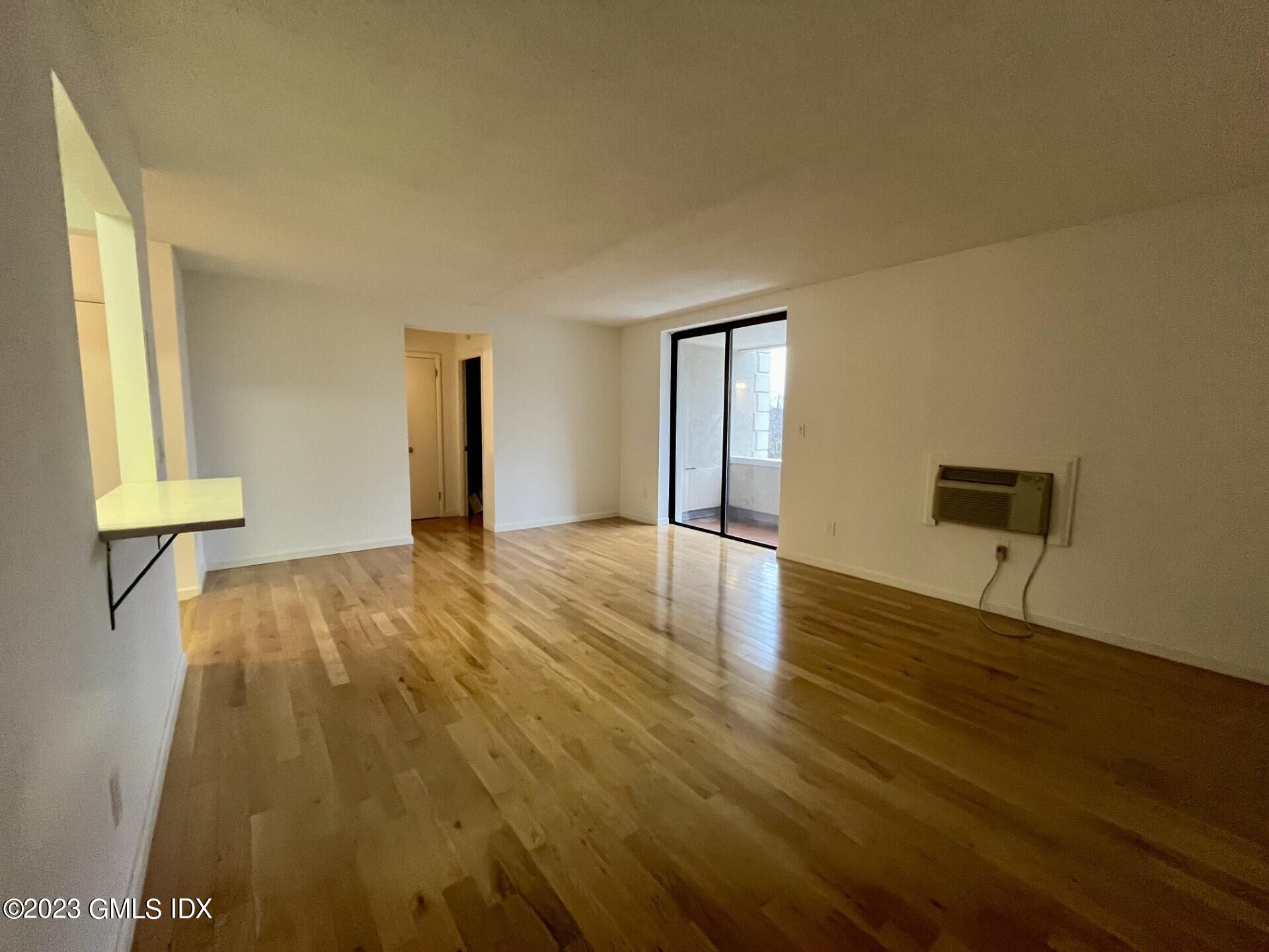 1525 E Putnam Avenue, 304