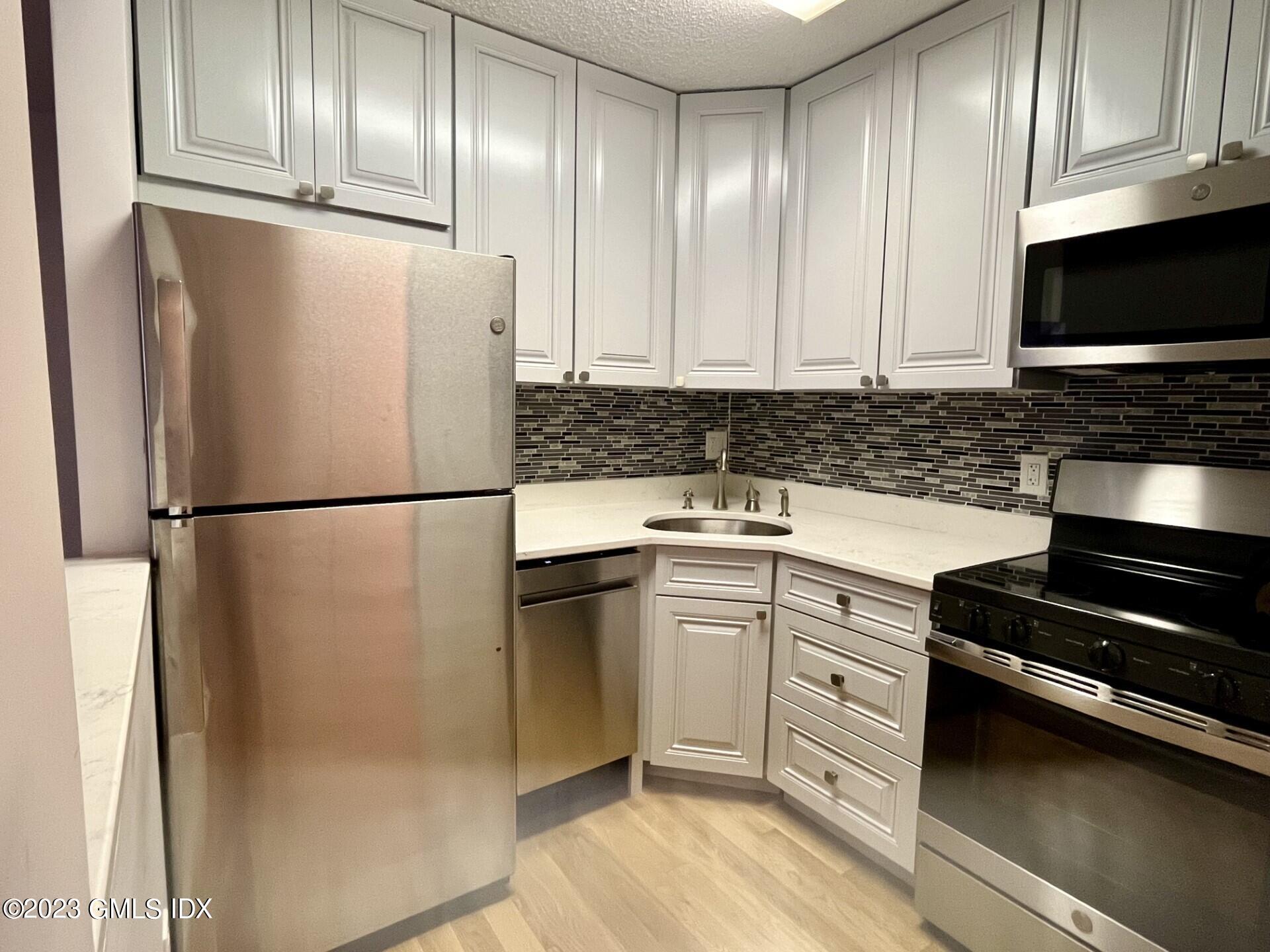 1525 E Putnam Avenue, 304