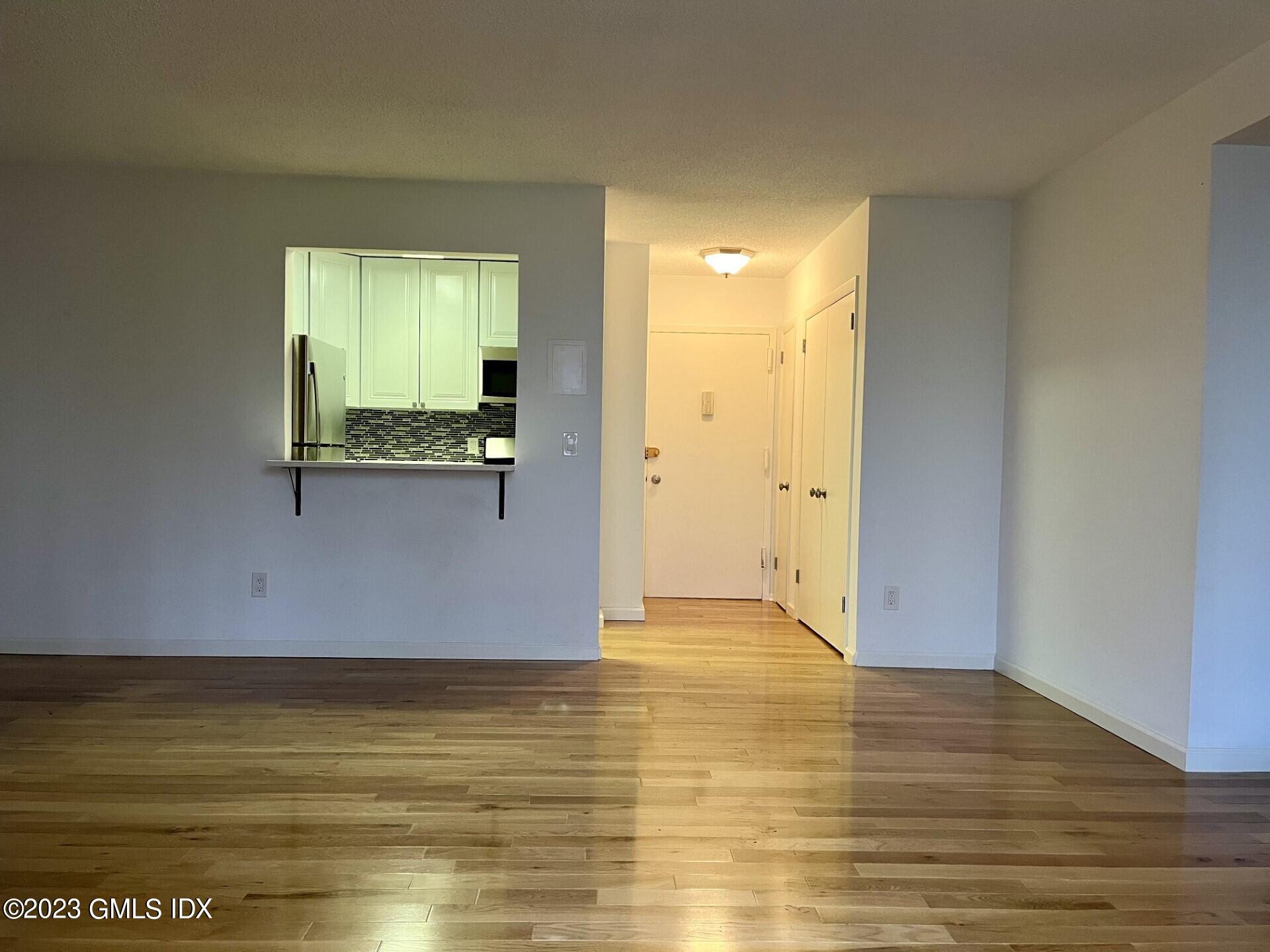 1525 E Putnam Avenue, 304