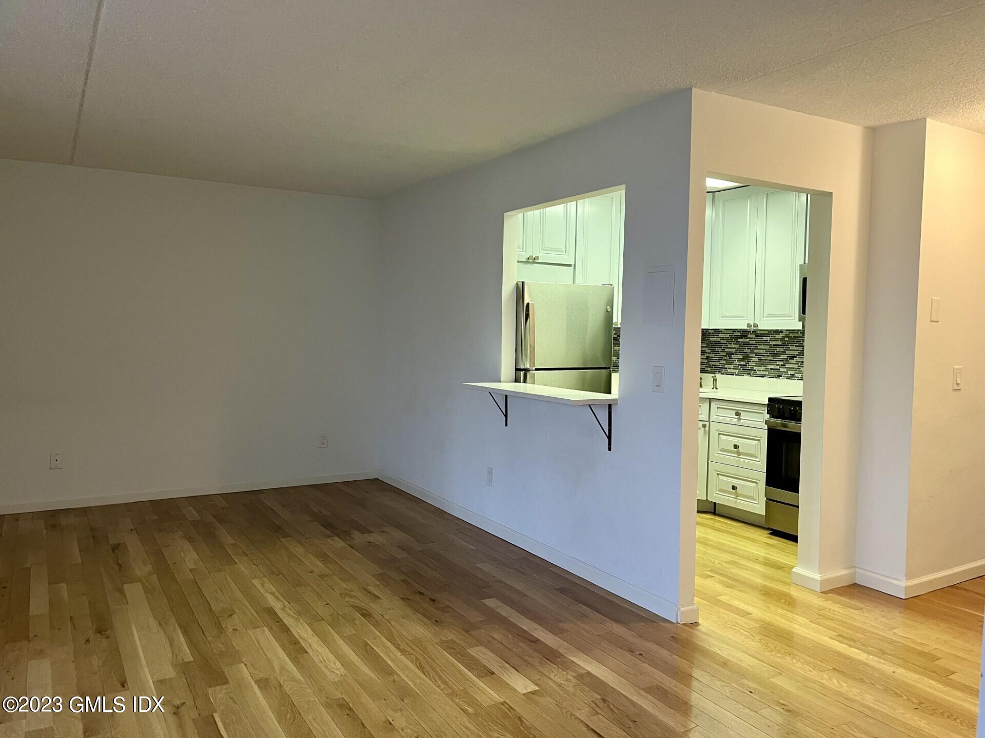 1525 E Putnam Avenue, 304