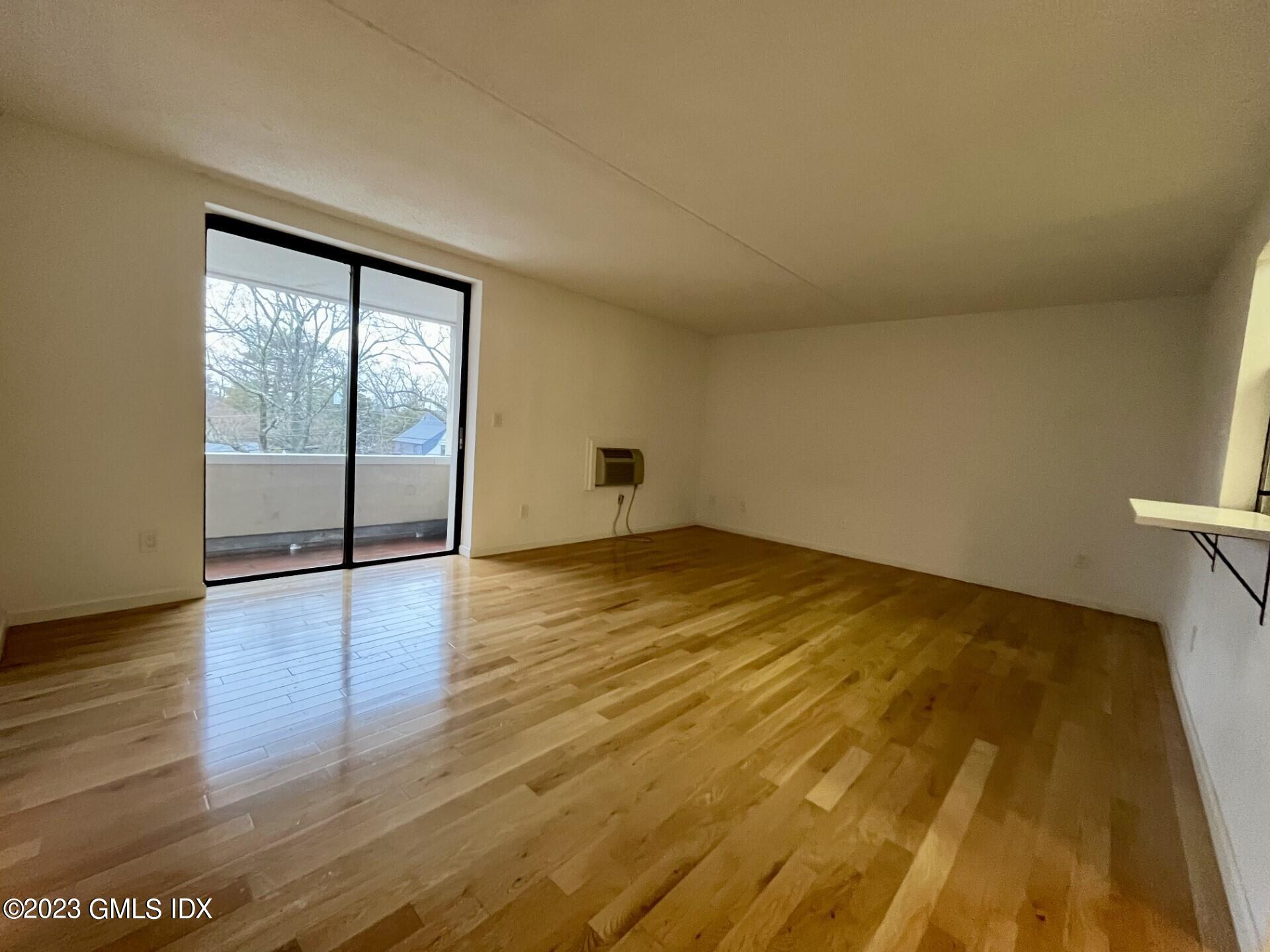 1525 E Putnam Avenue, 304