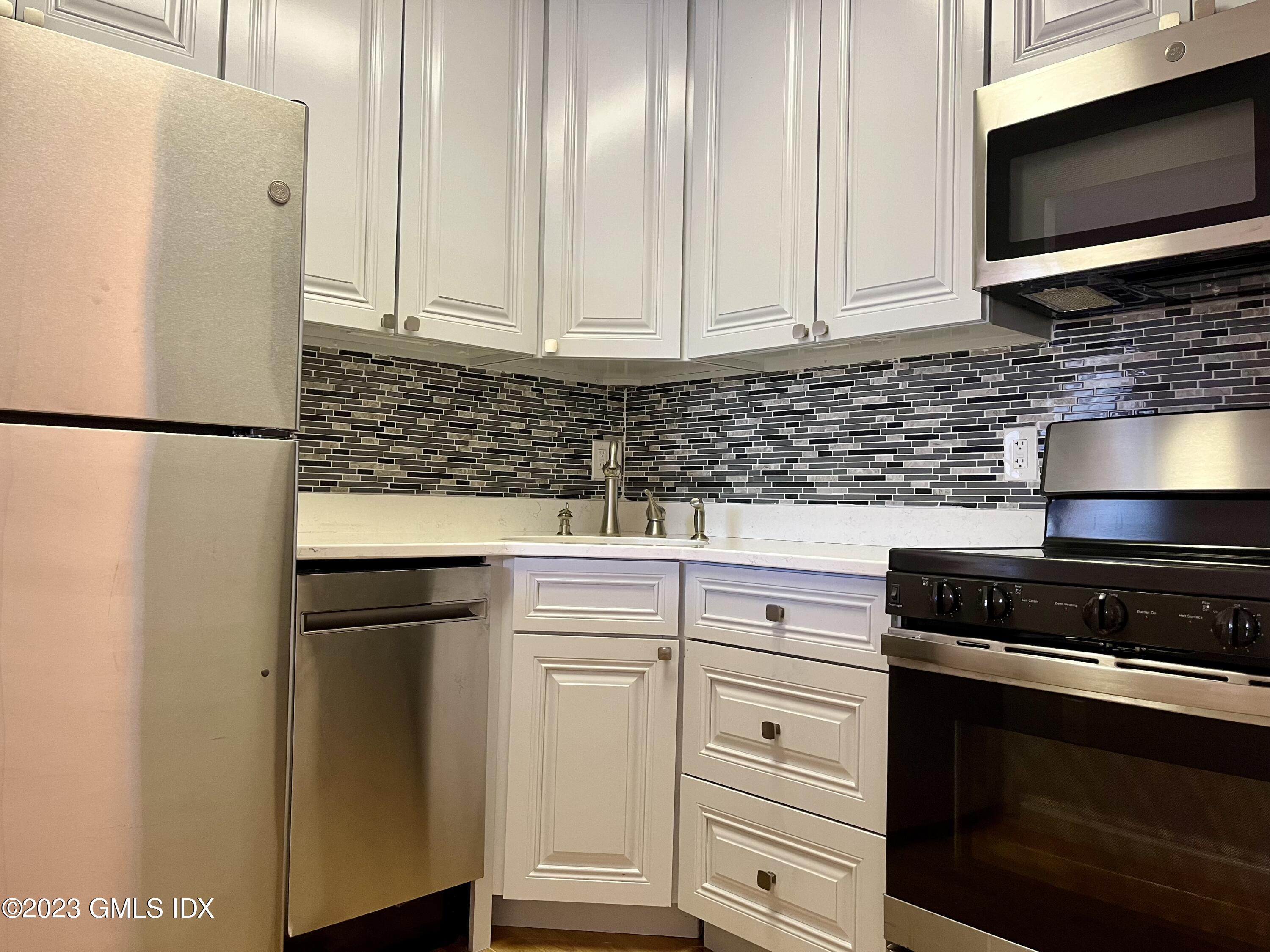 1525 E Putnam Avenue, 304