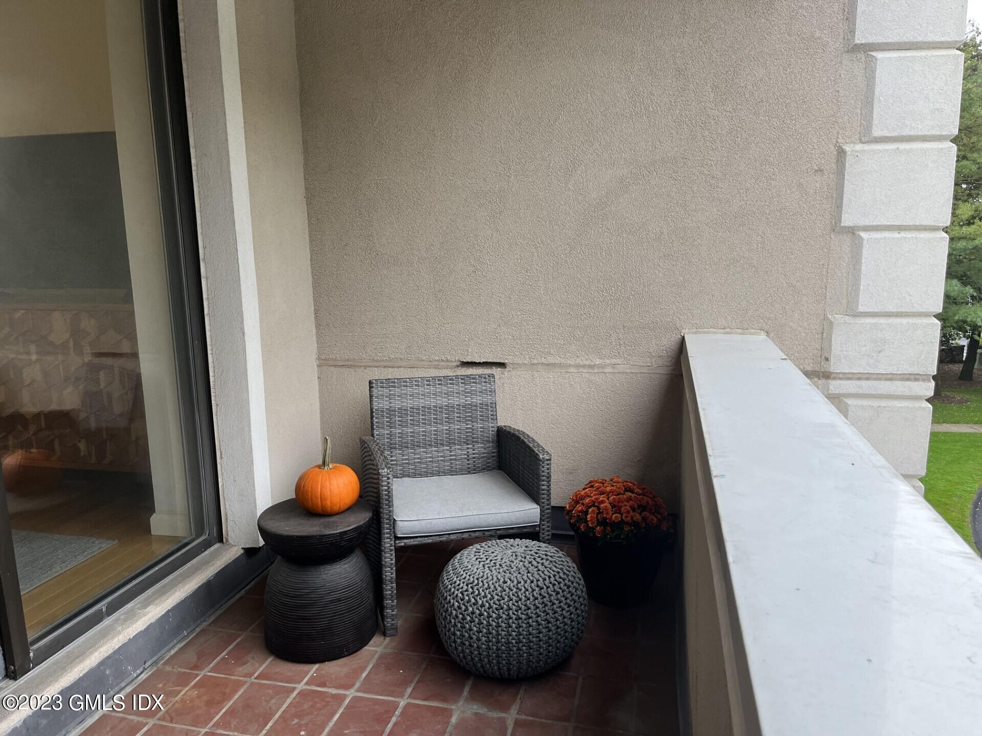 1525 E Putnam Avenue, 304