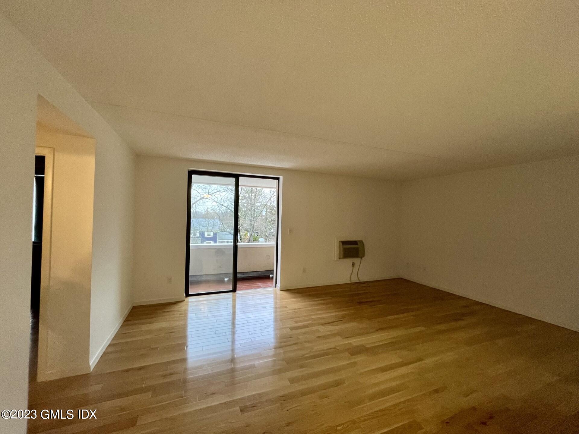 1525 E Putnam Avenue, 304