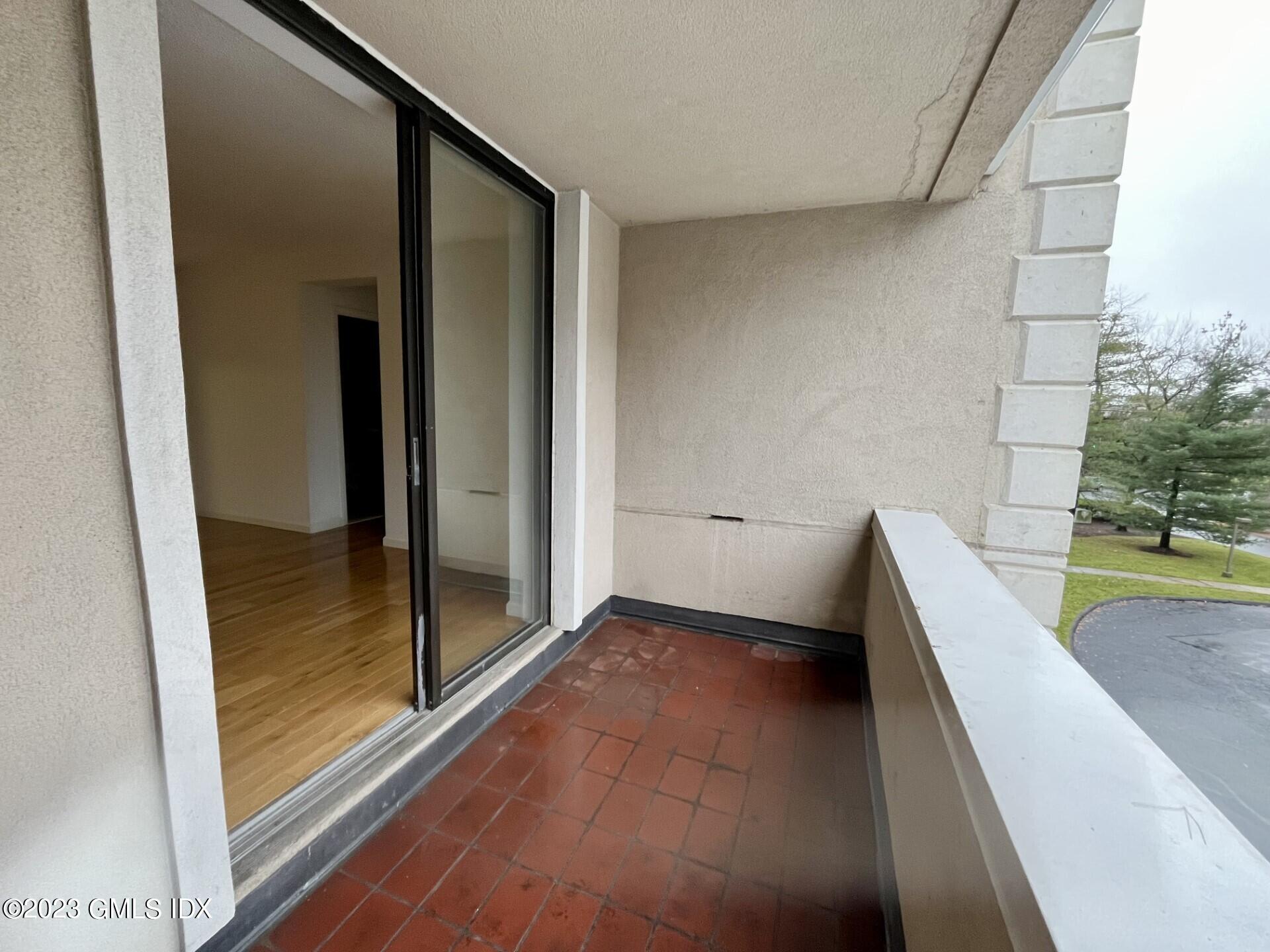 1525 E Putnam Avenue, 304