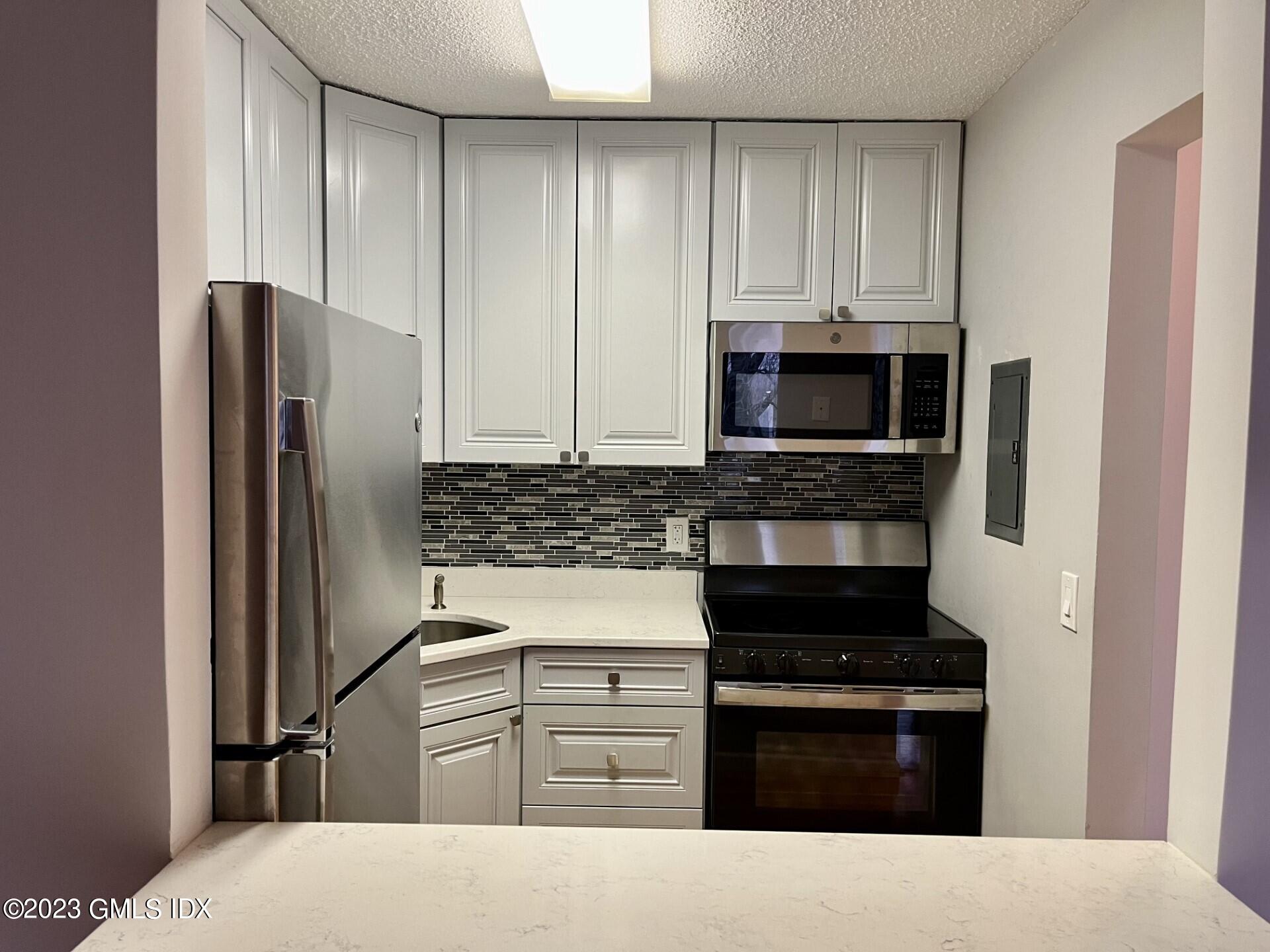 1525 E Putnam Avenue, 304