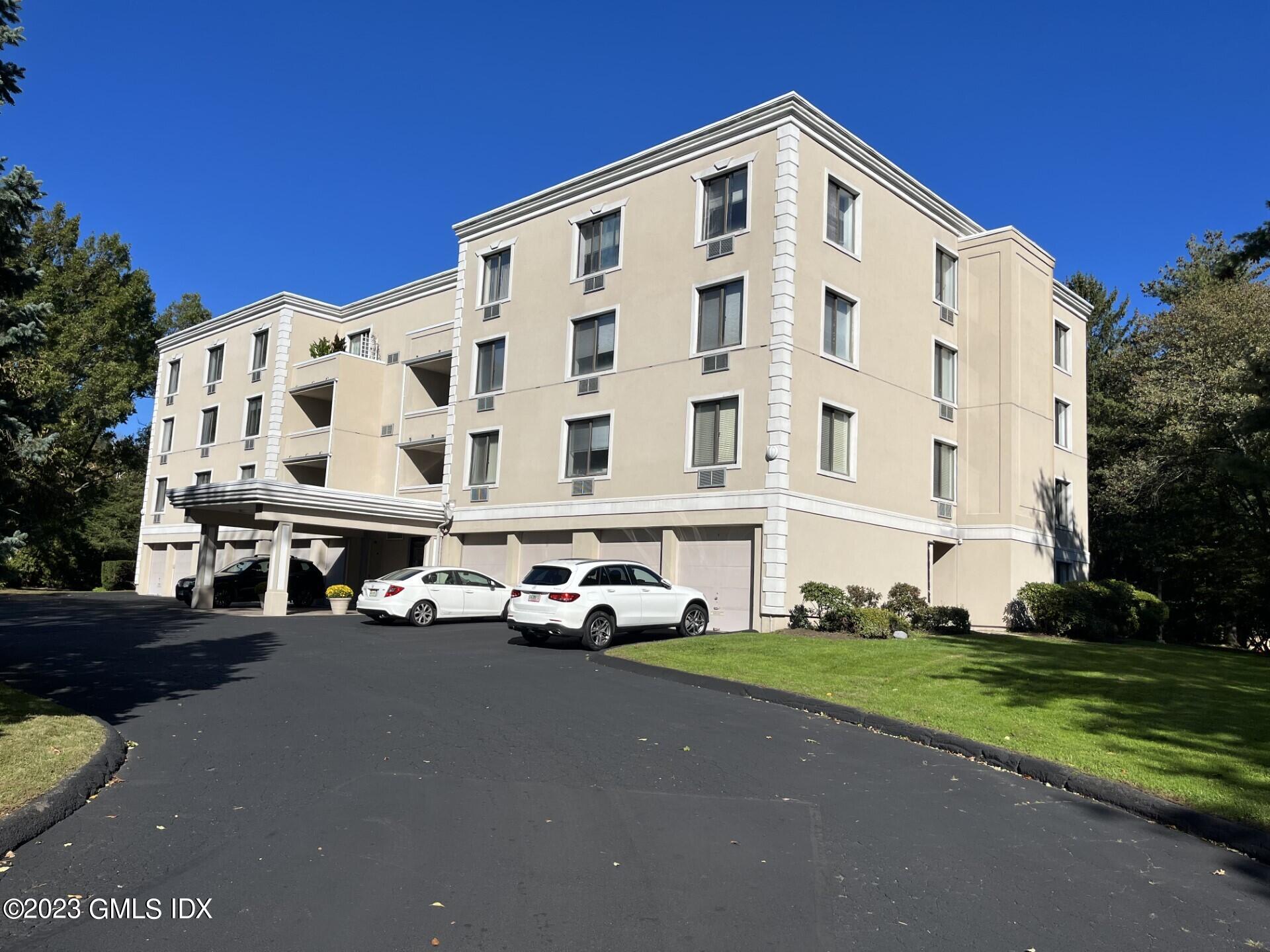 1525 E Putnam Avenue, 304