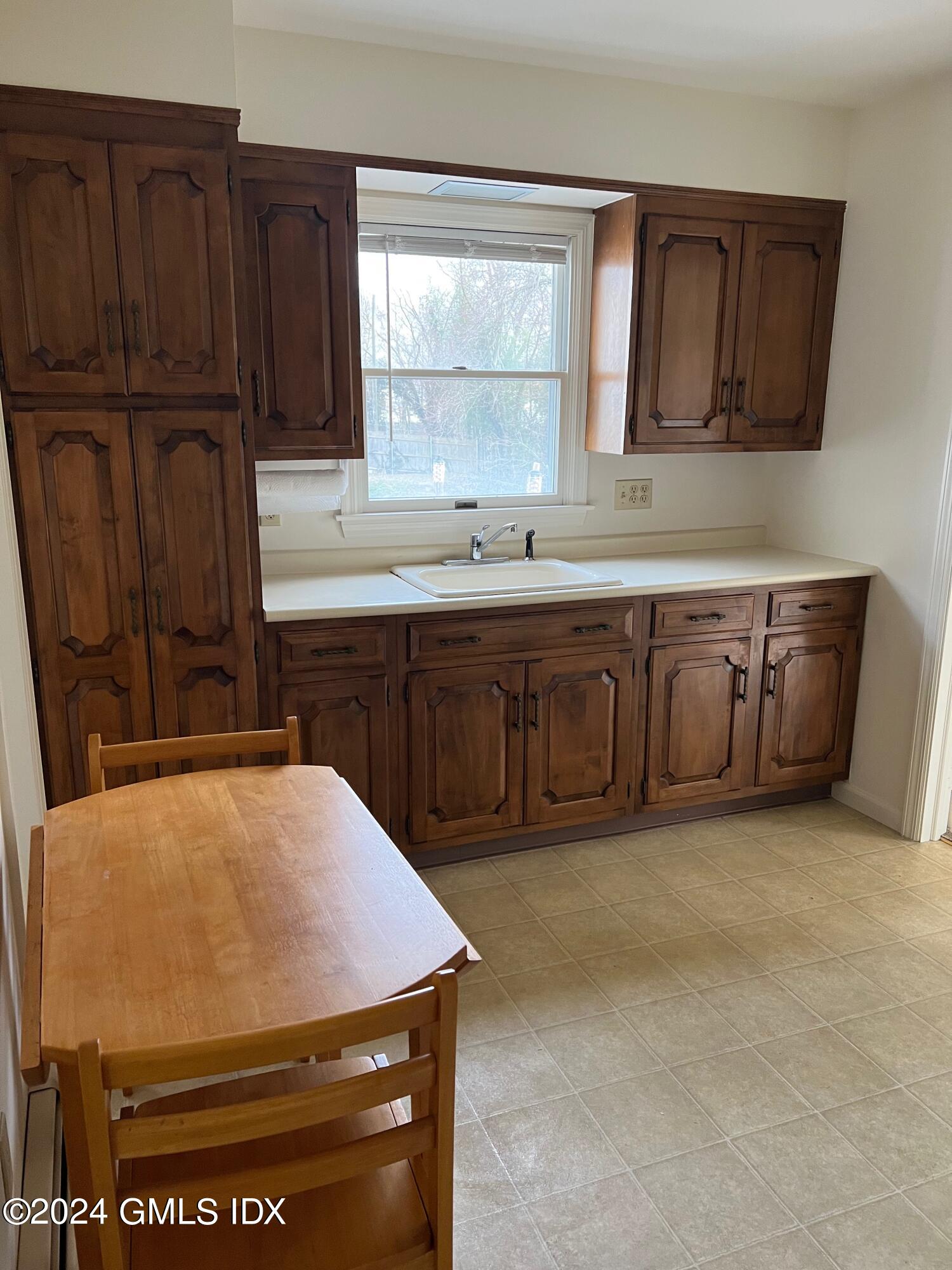 81 View Street West, Back