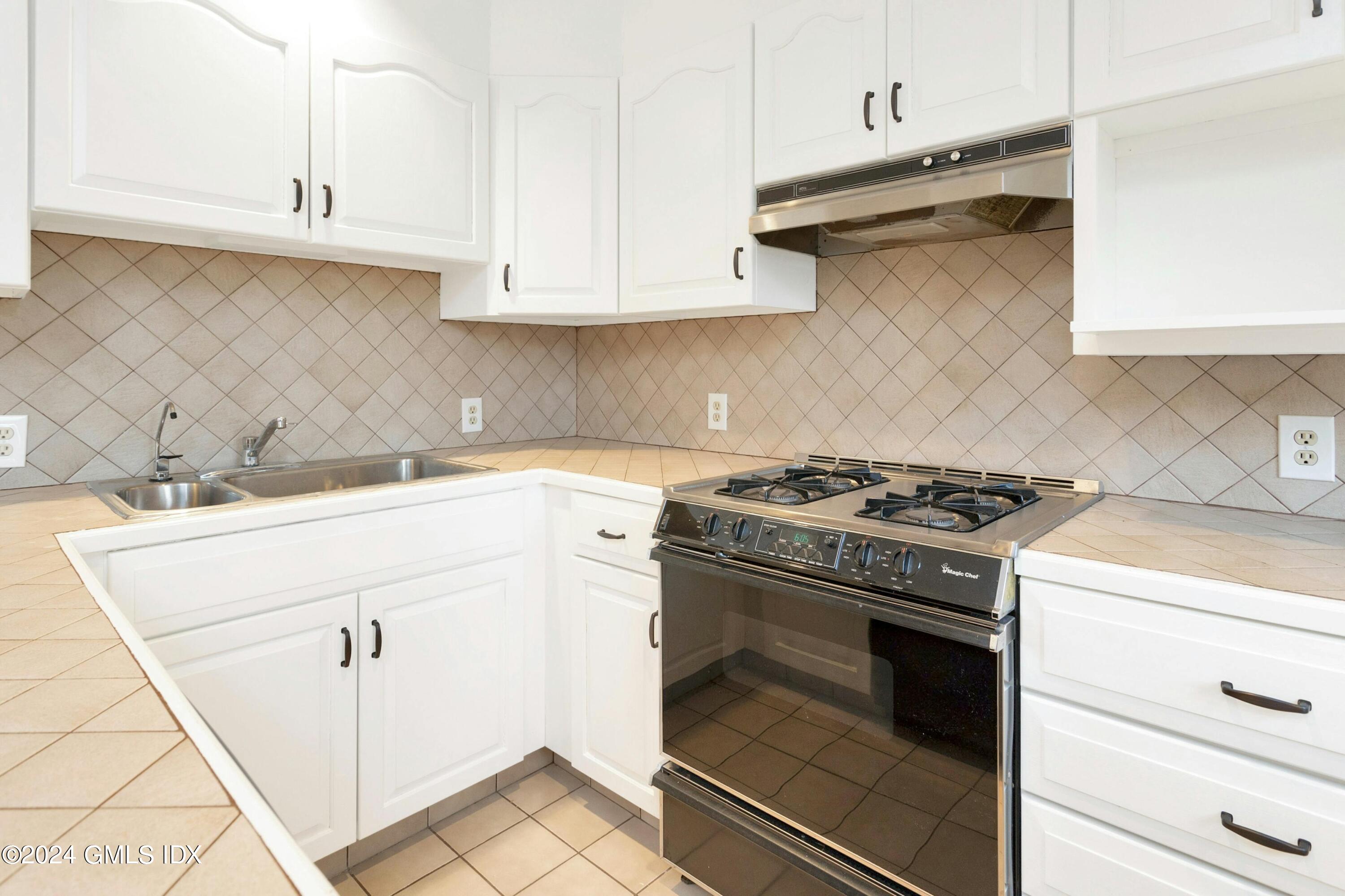 3 Old Field Point Road, 1