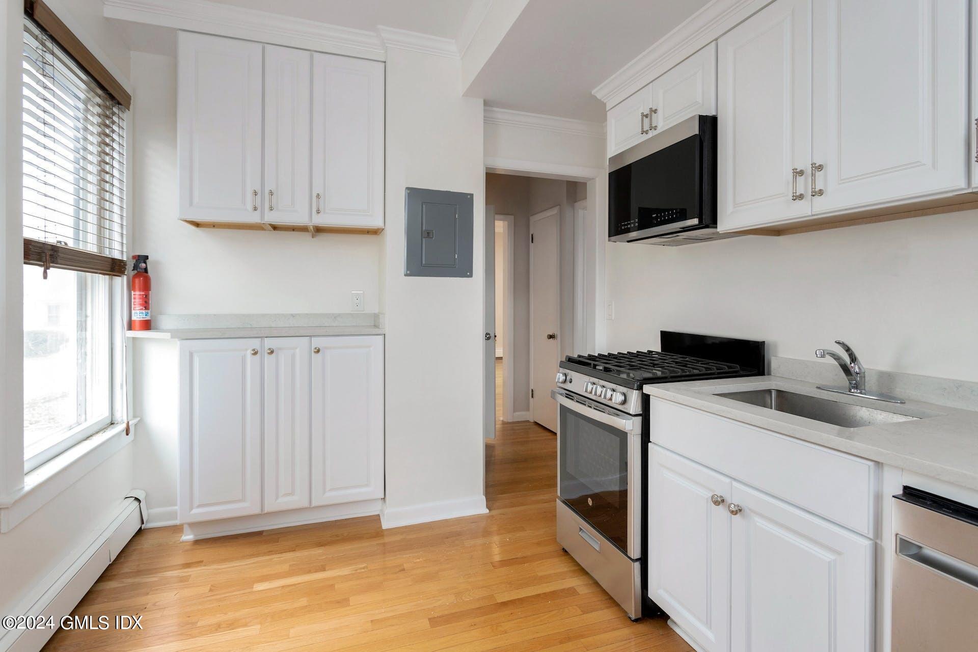 3 Old Field Point Road, 2