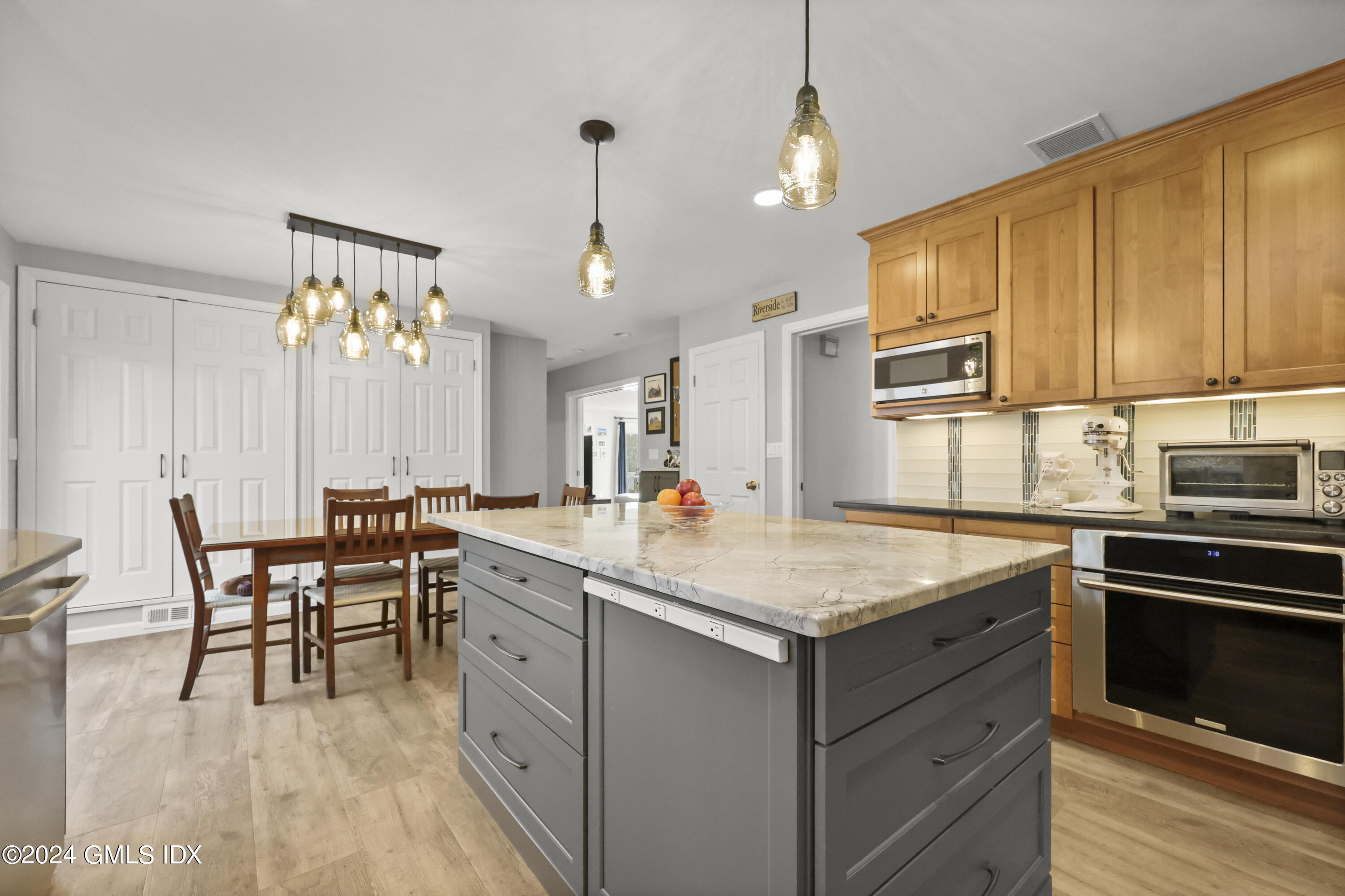 34 Loading Rock Road