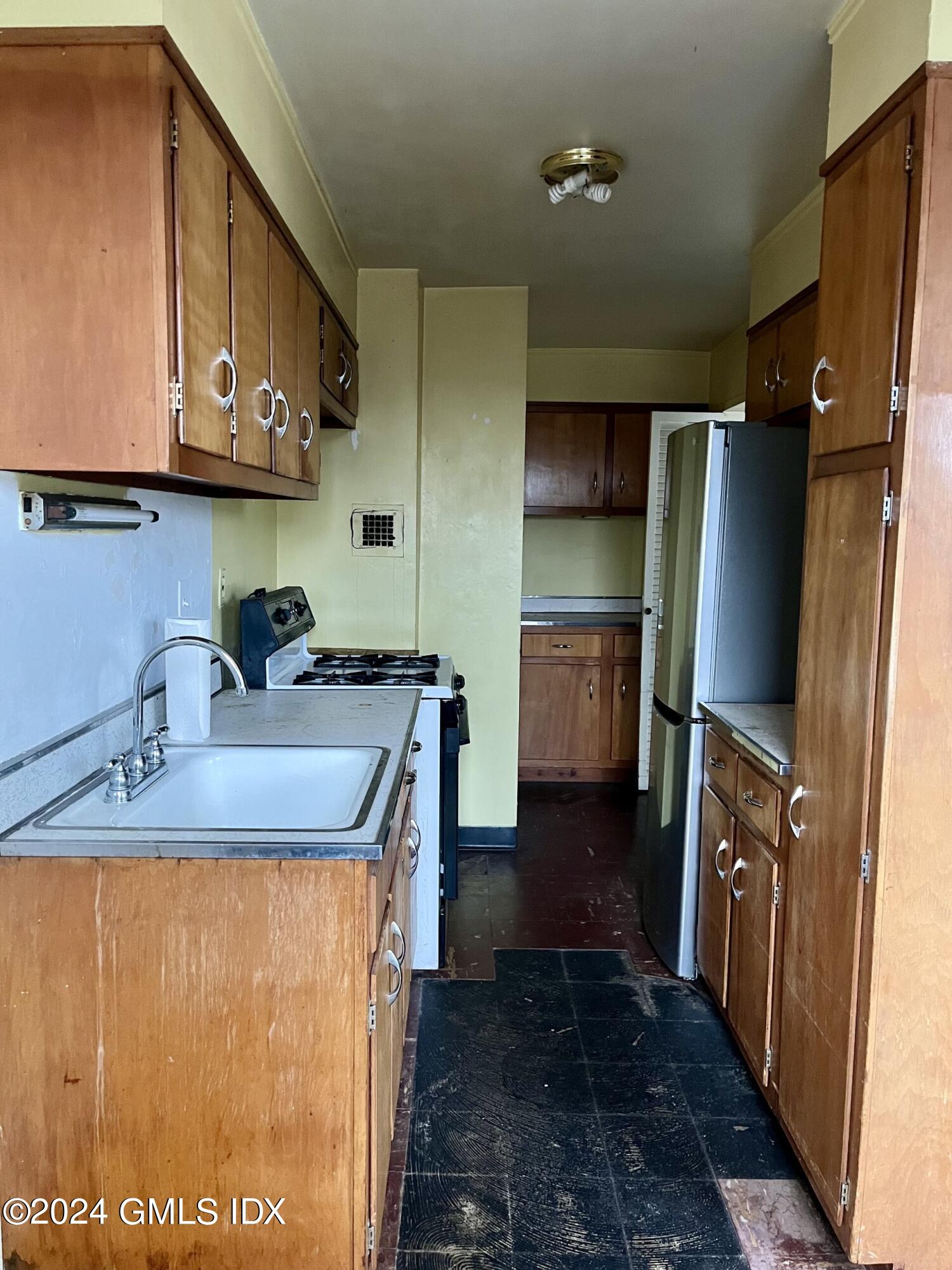 54 W North Street, 205