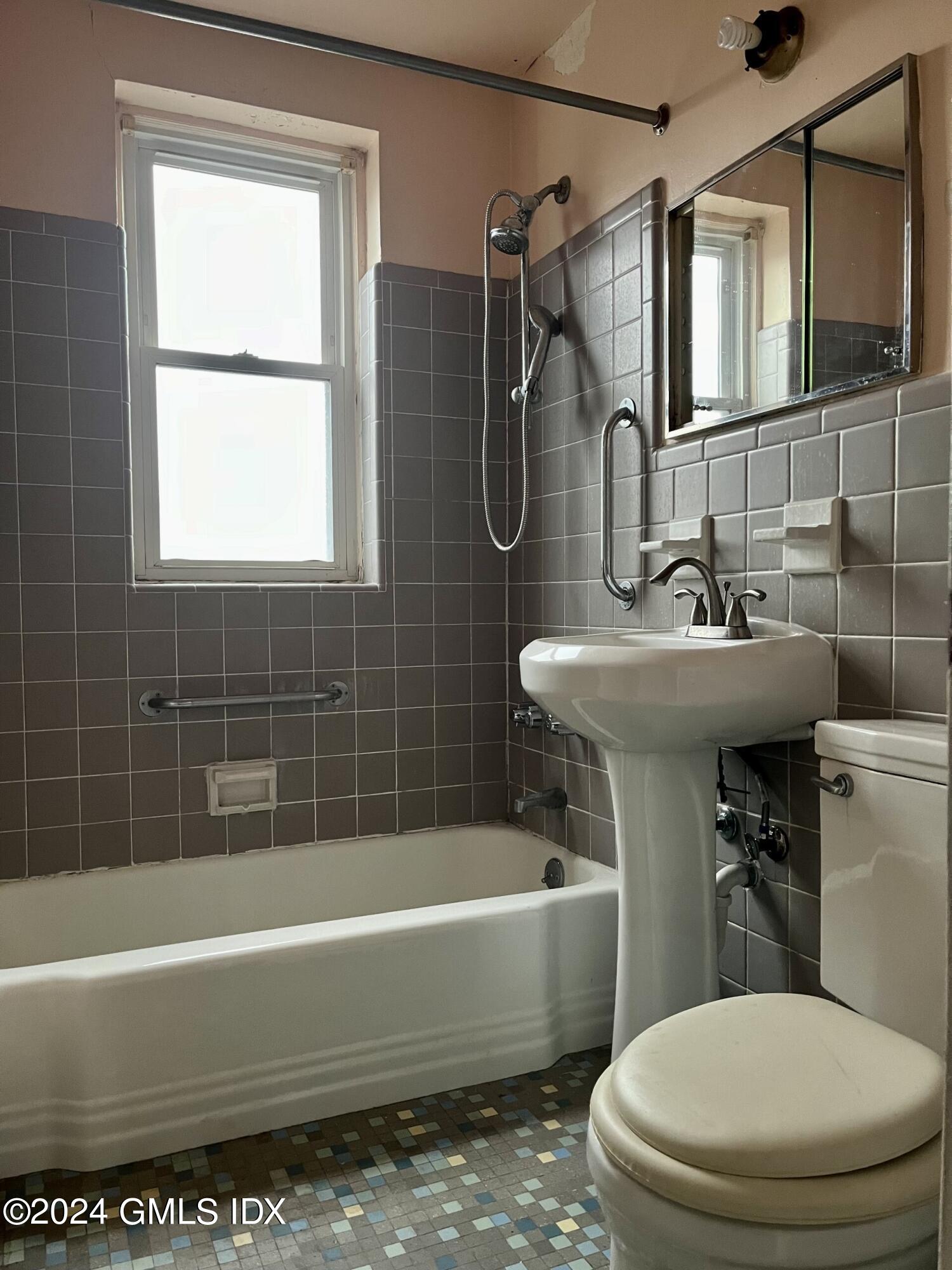 54 W North Street, 205