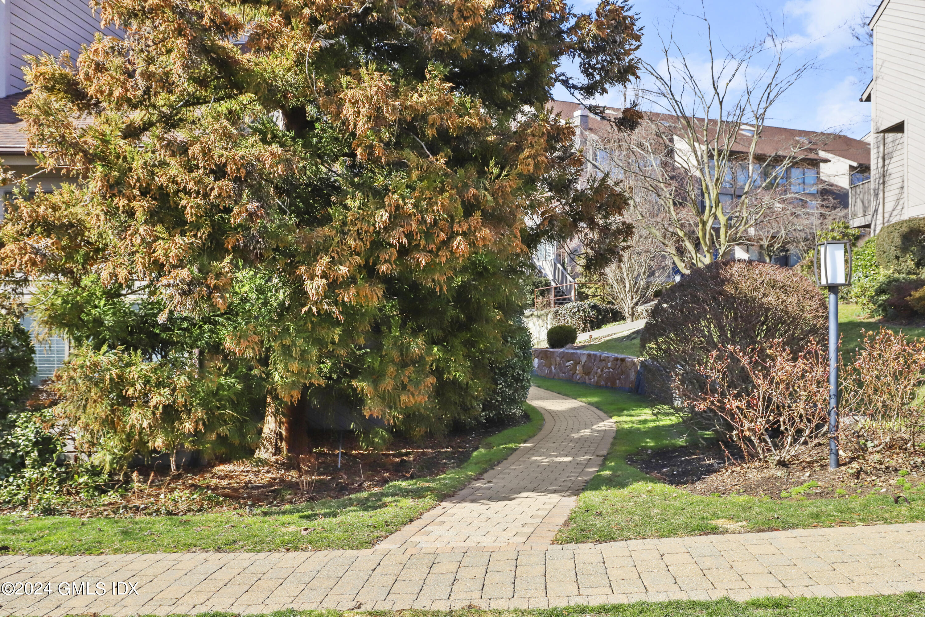 1465 E Putnam Avenue, 313