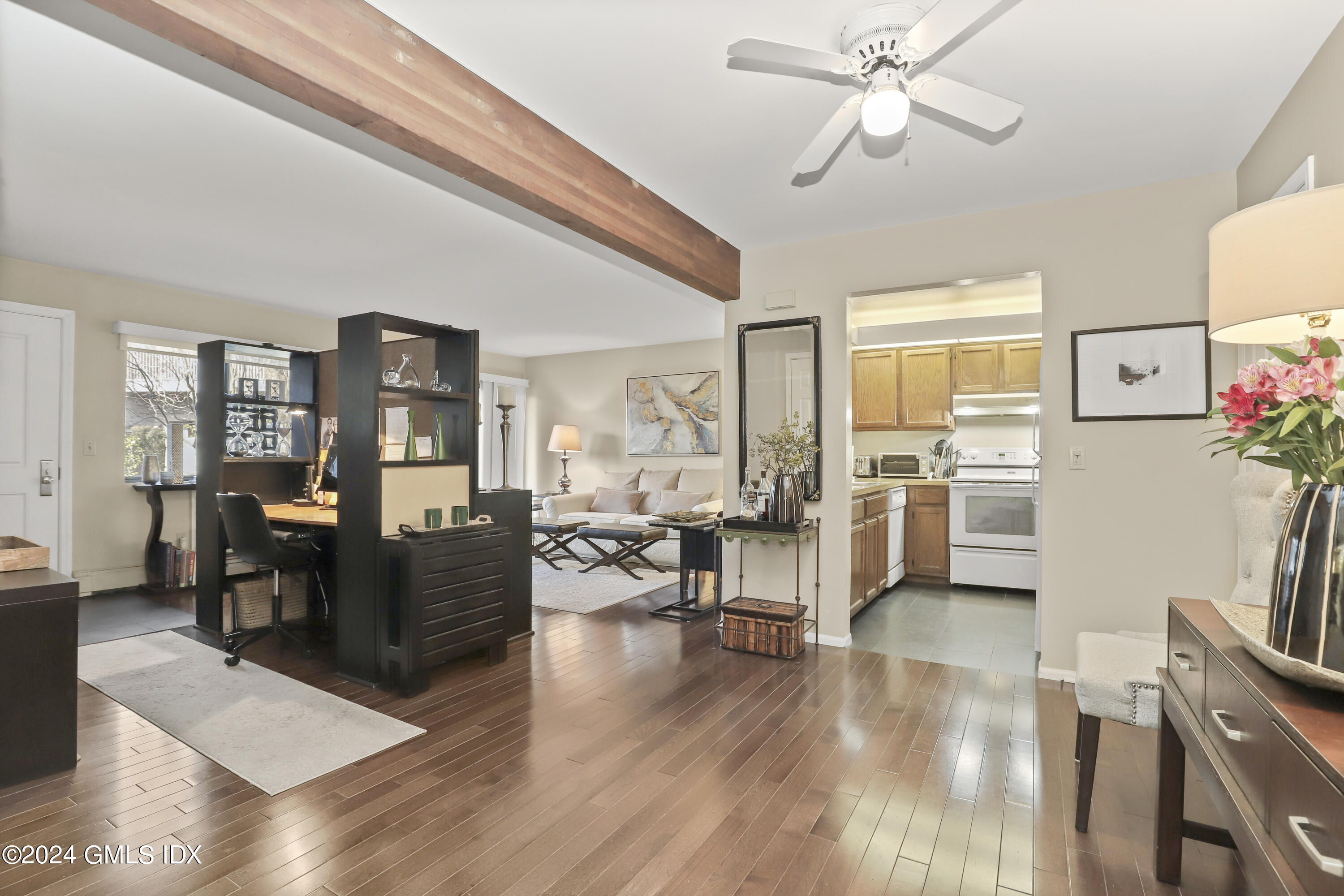 1465 E Putnam Avenue, 313