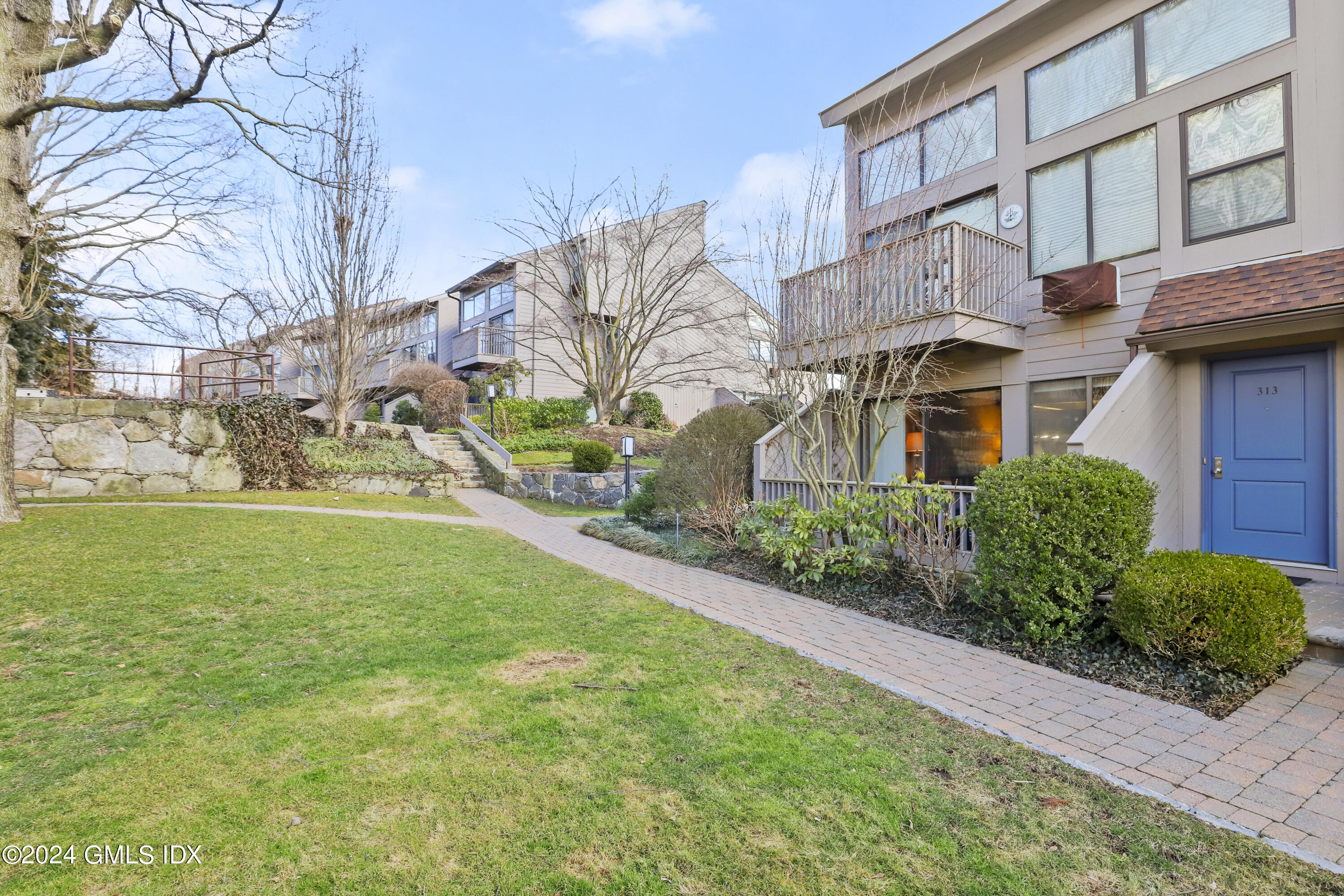 1465 E Putnam Avenue, 313