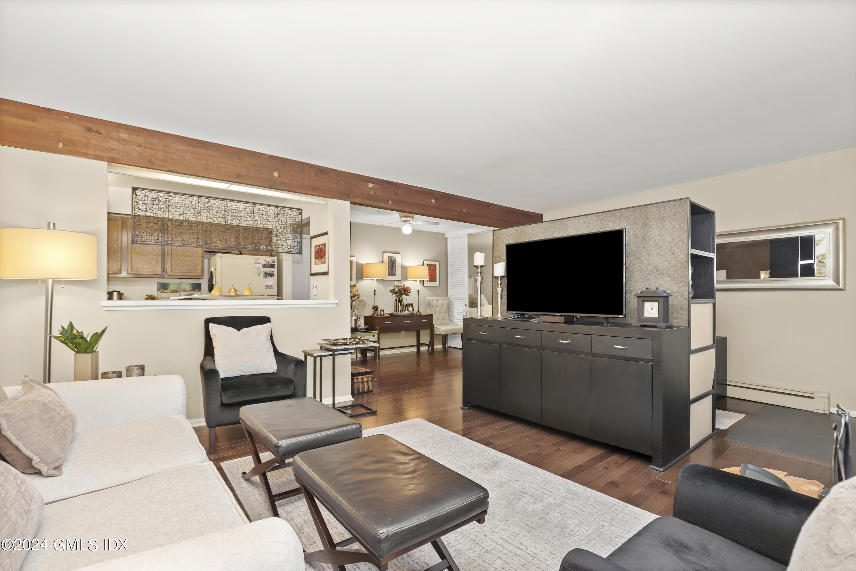 1465 E Putnam Avenue, 313