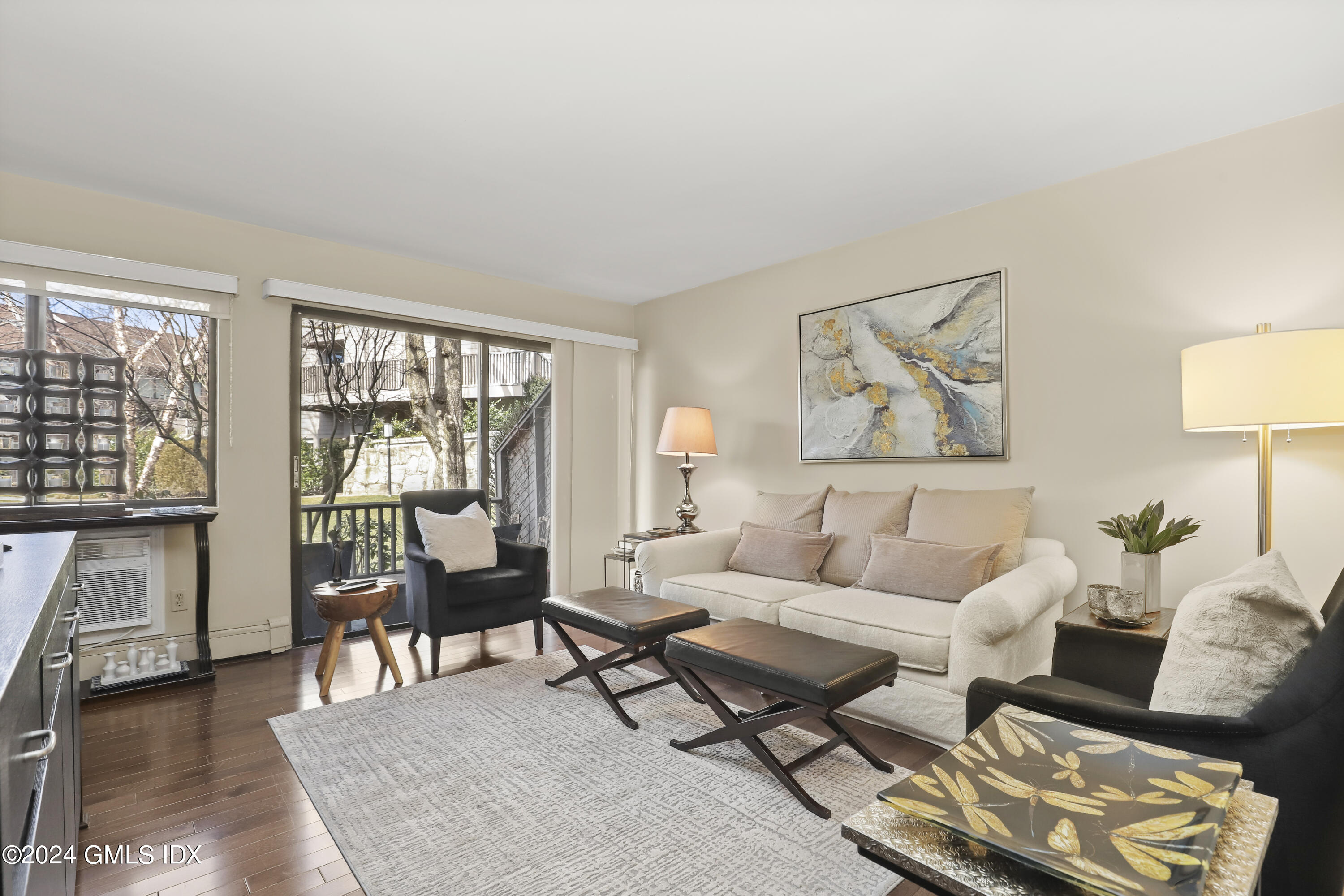 1465 E Putnam Avenue, 313