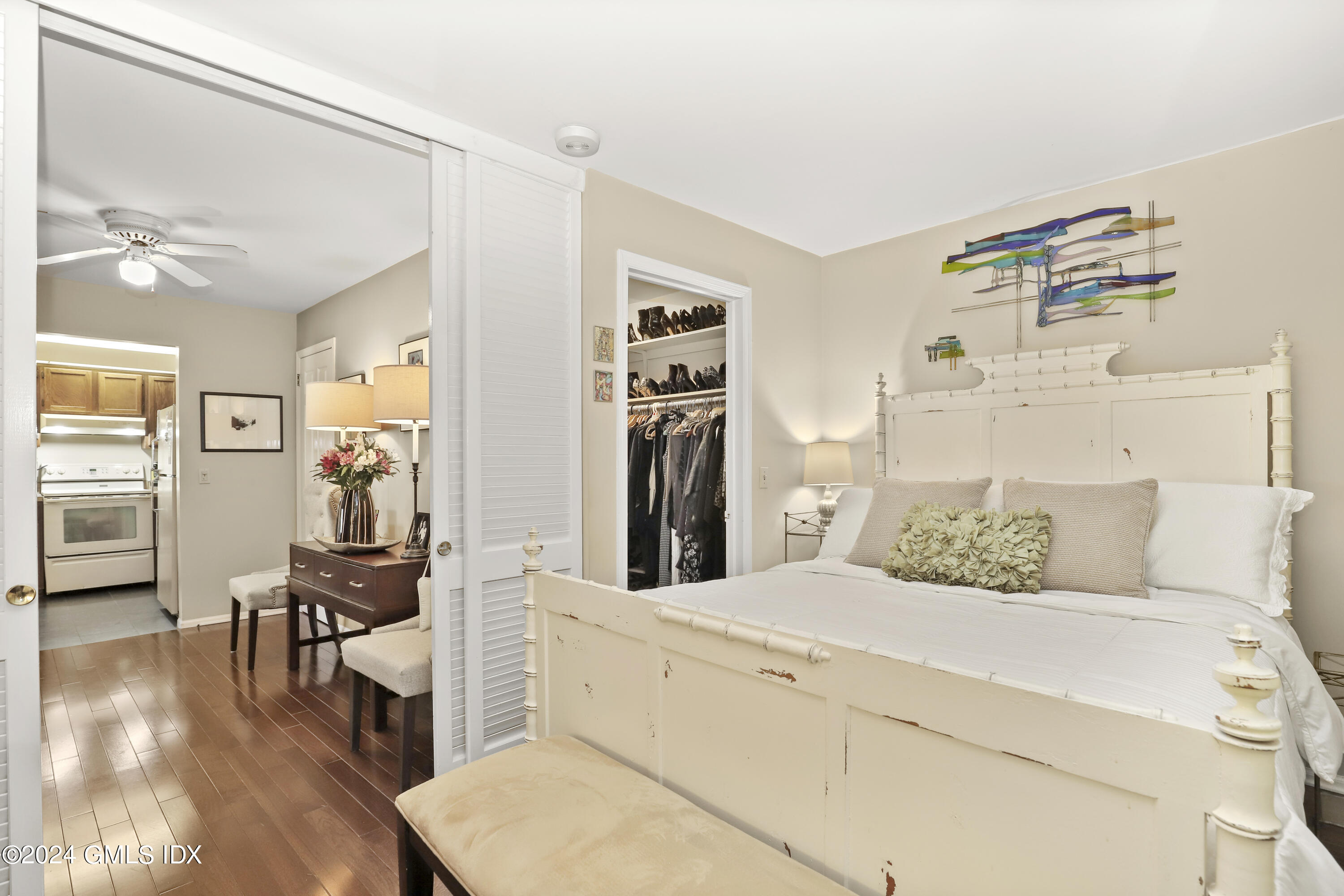 1465 E Putnam Avenue, 313