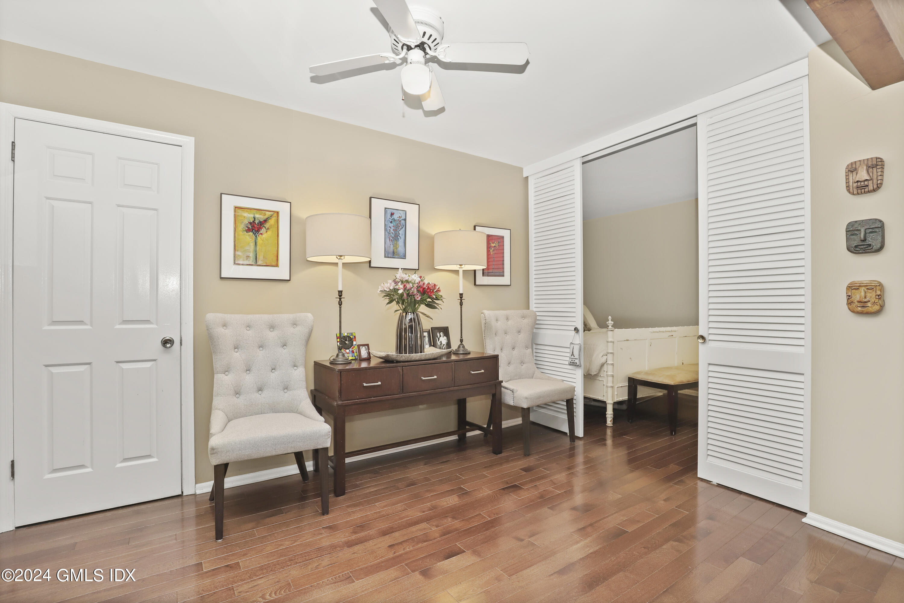 1465 E Putnam Avenue, 313