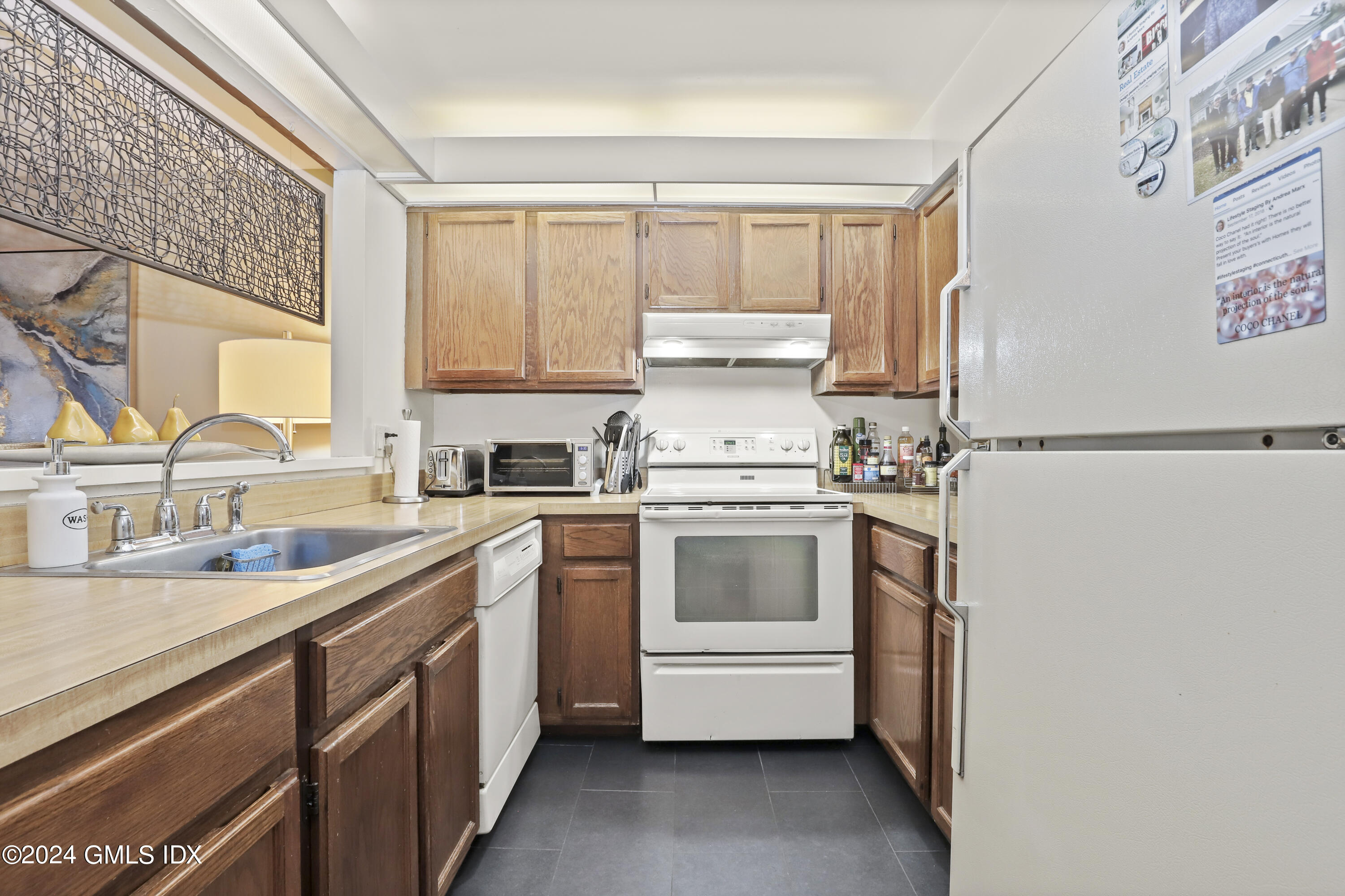 1465 E Putnam Avenue, 313