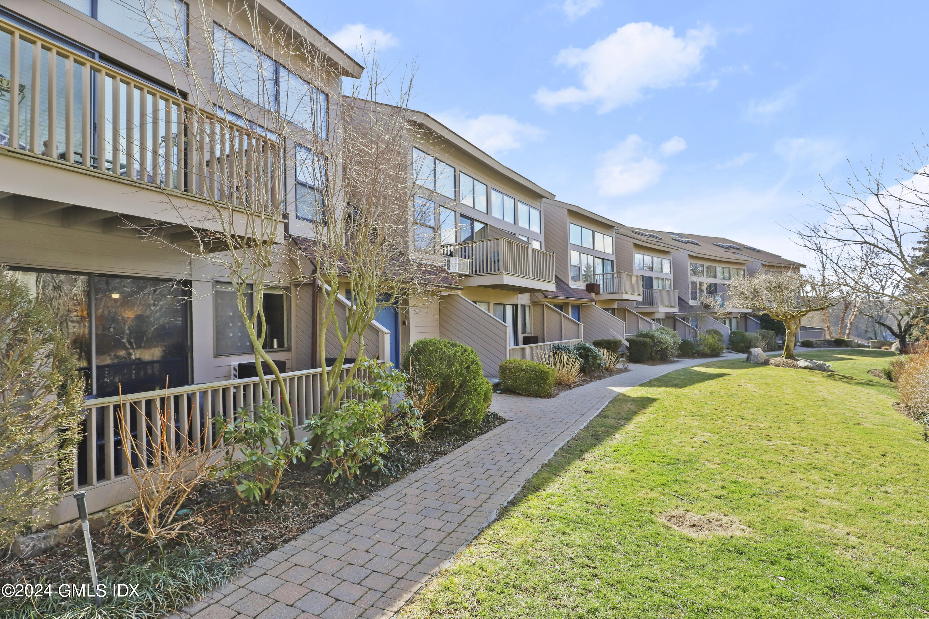 1465 E Putnam Avenue, 313