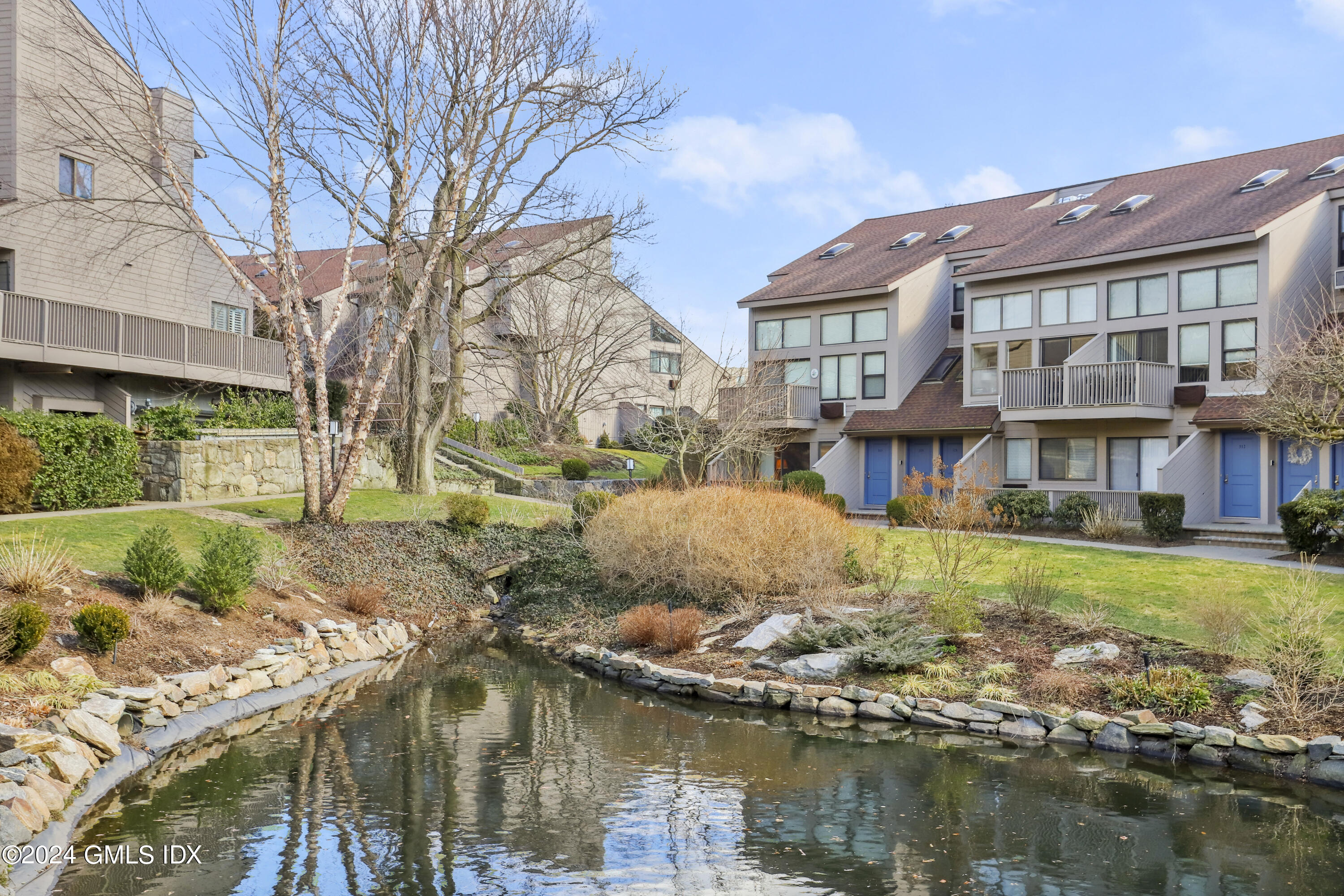 1465 E Putnam Avenue, 313