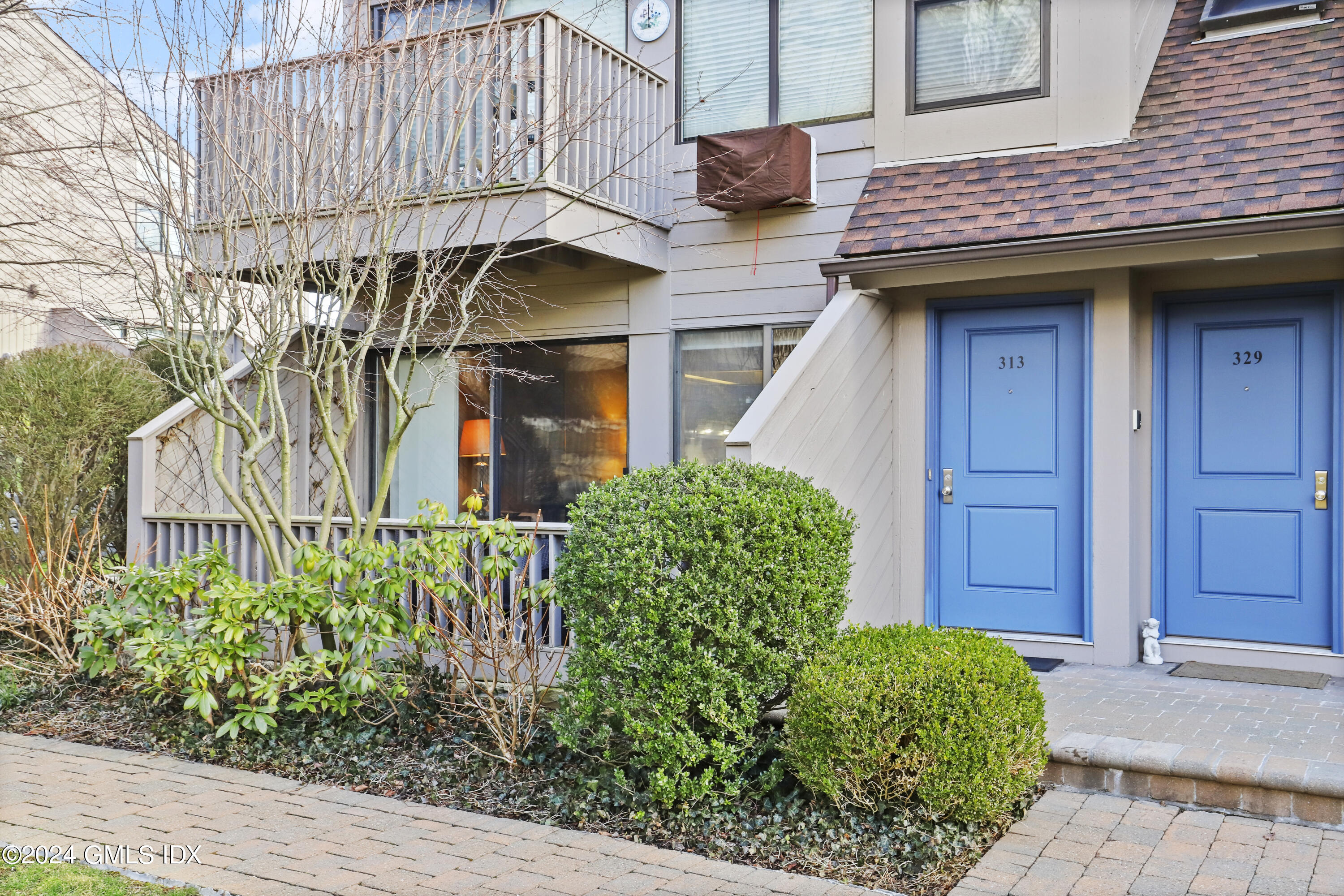 1465 E Putnam Avenue, 313