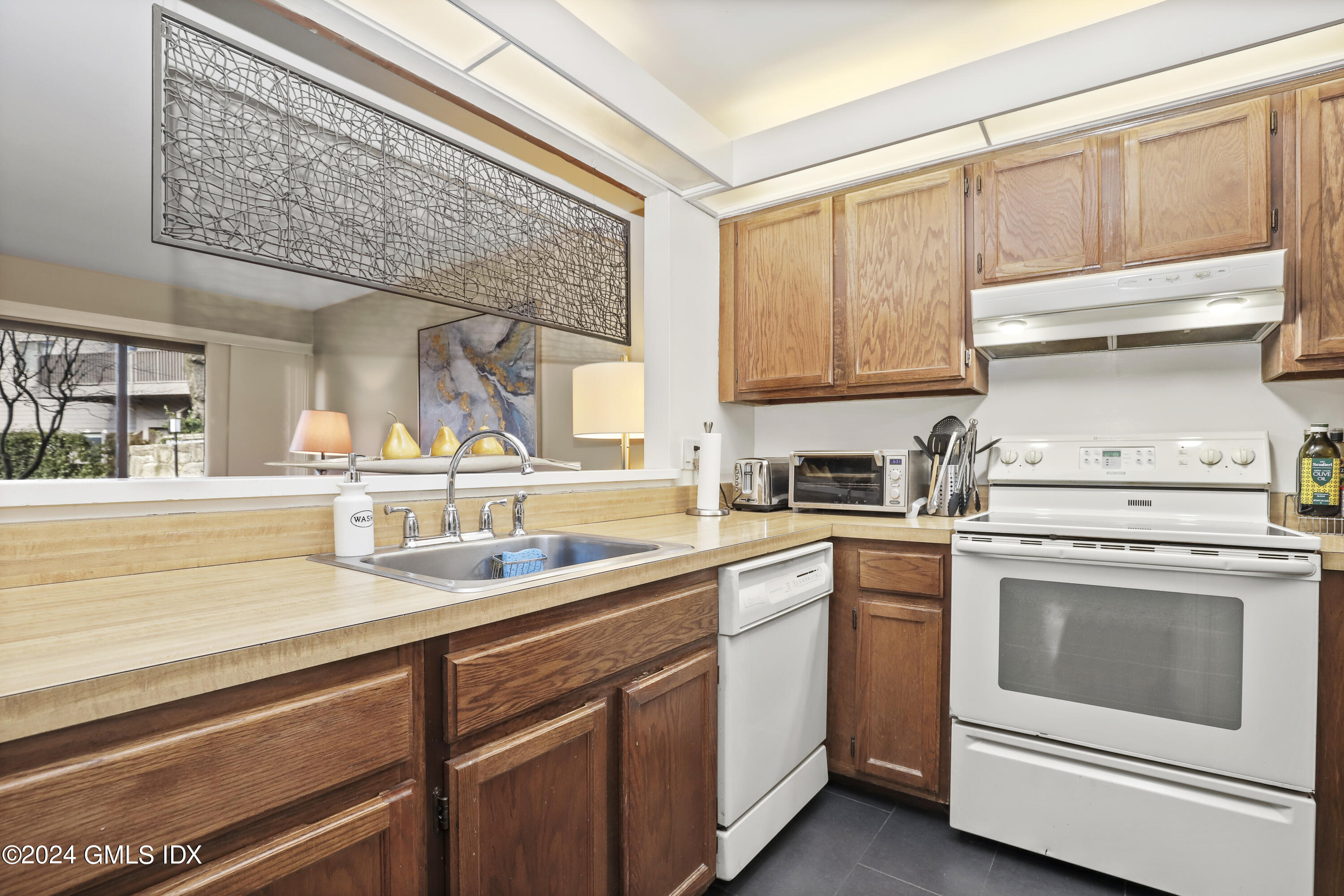 1465 E Putnam Avenue, 313