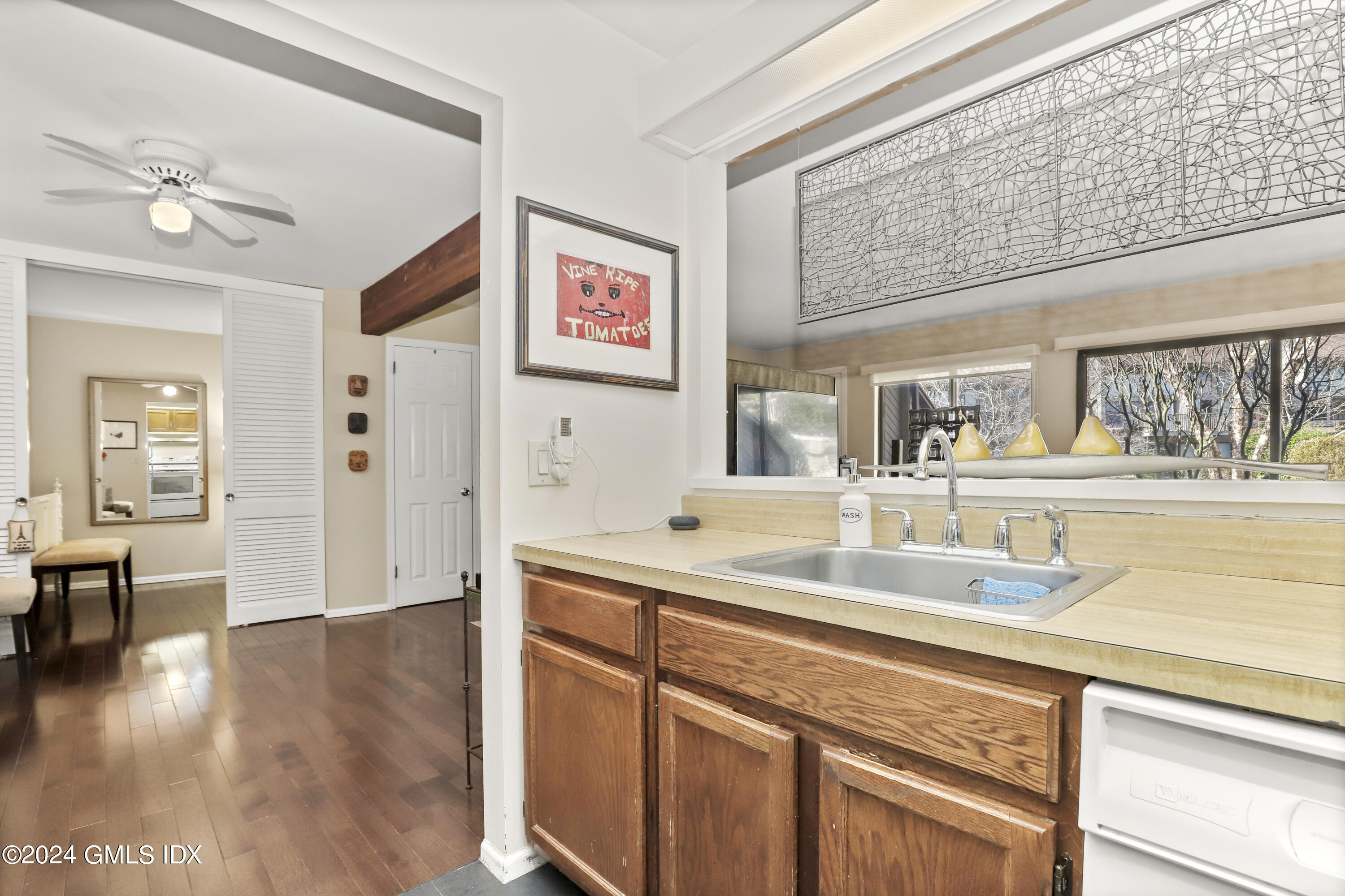 1465 E Putnam Avenue, 313