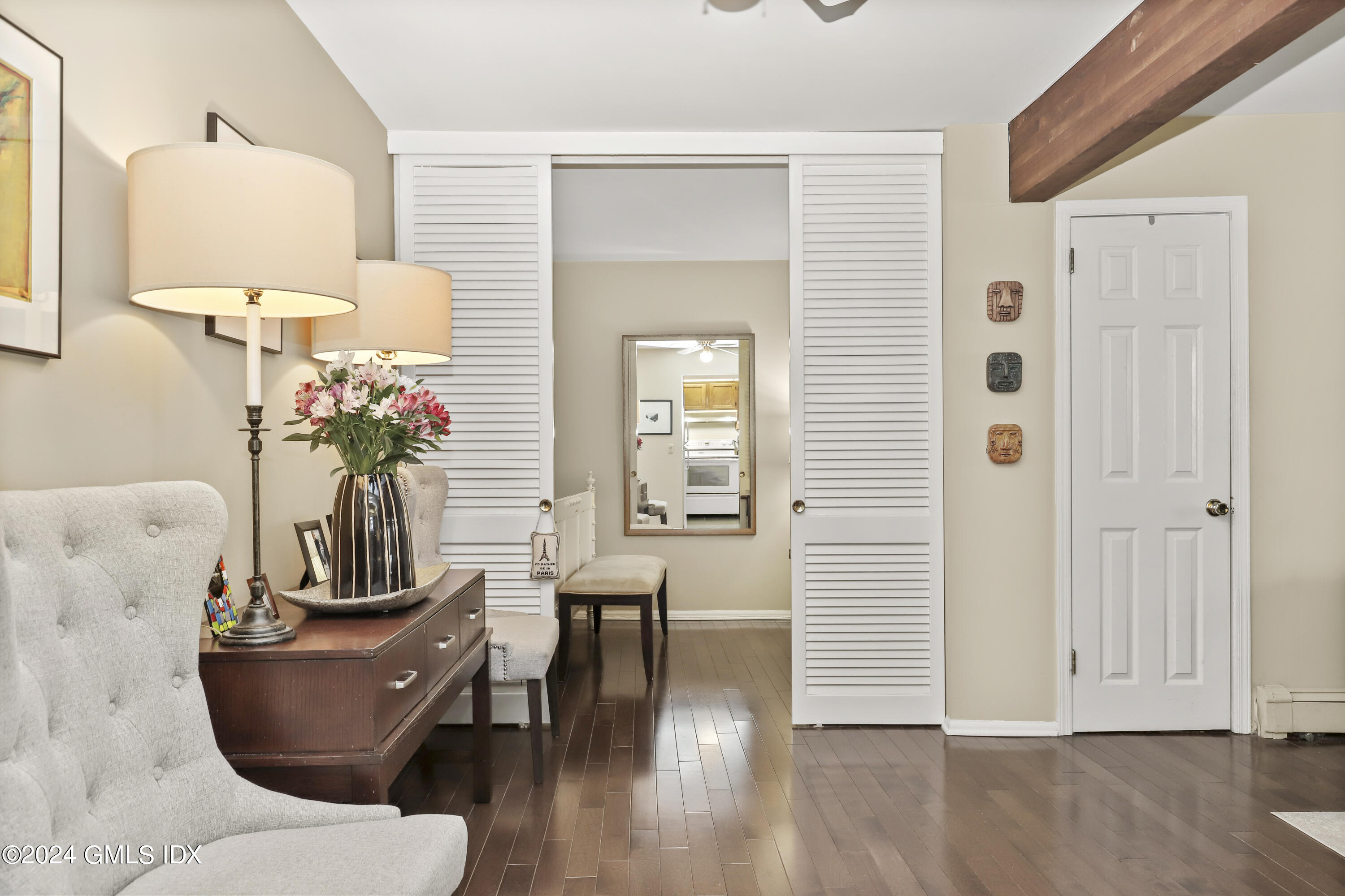 1465 E Putnam Avenue, 313