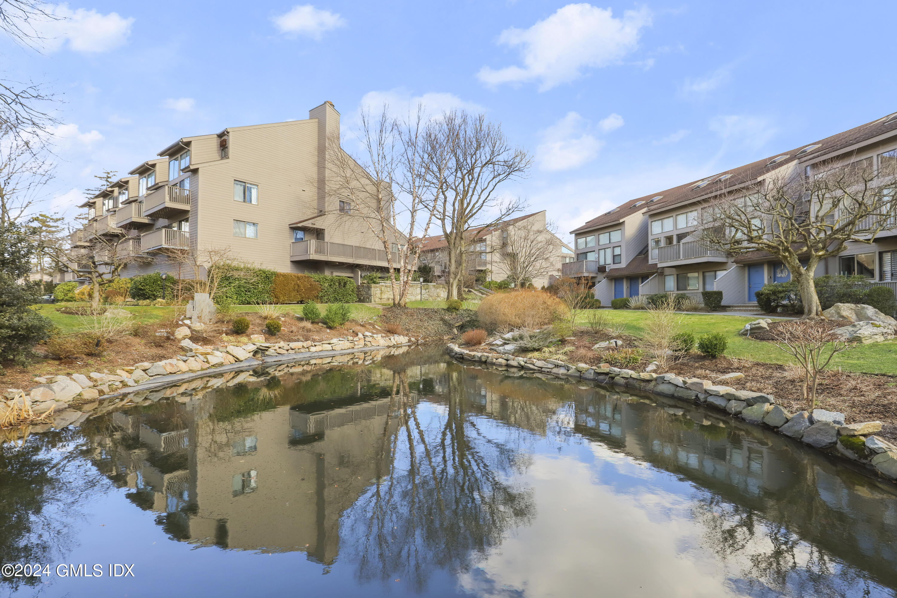 1465 E Putnam Avenue, 313