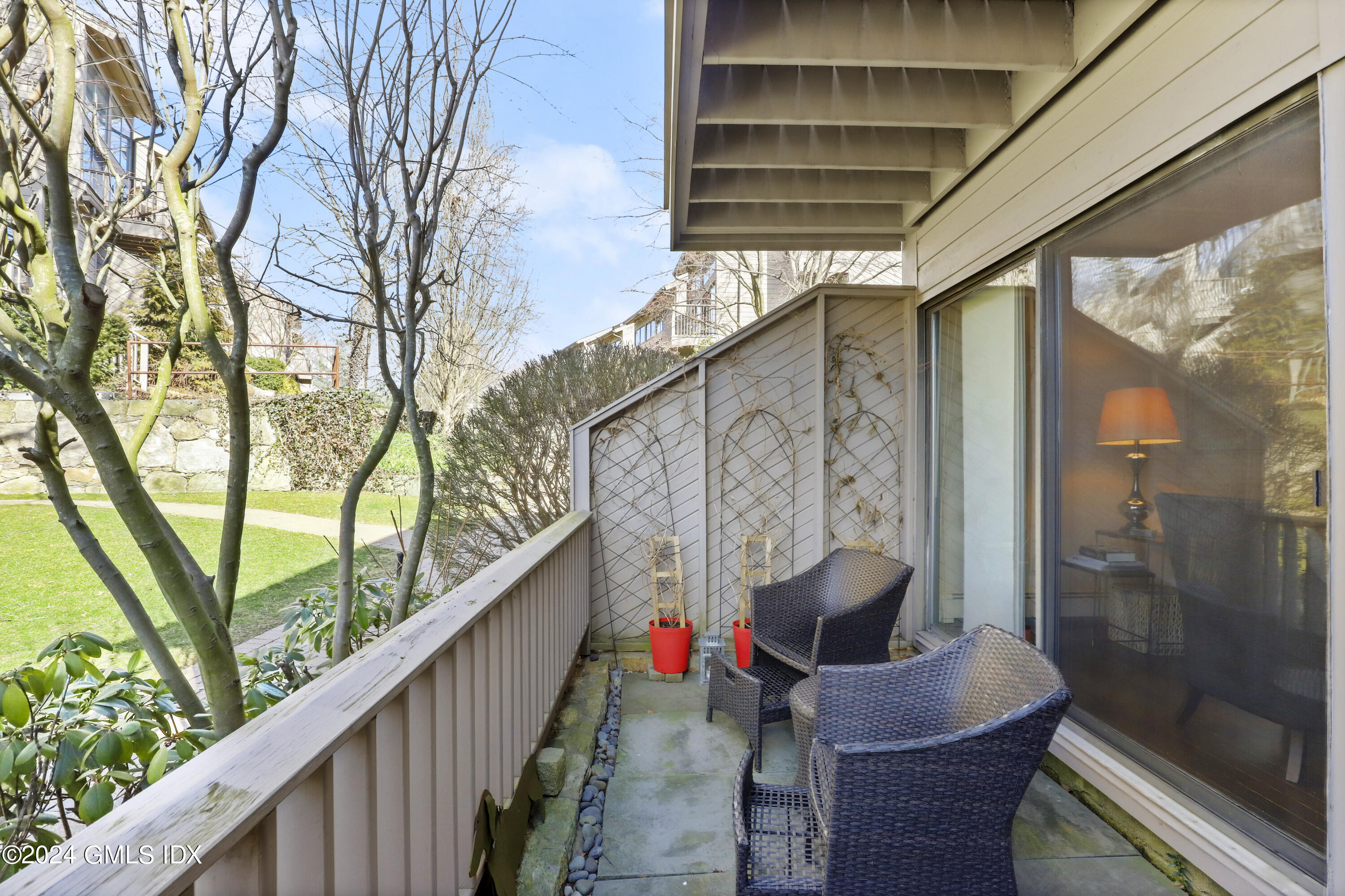 1465 E Putnam Avenue, 313