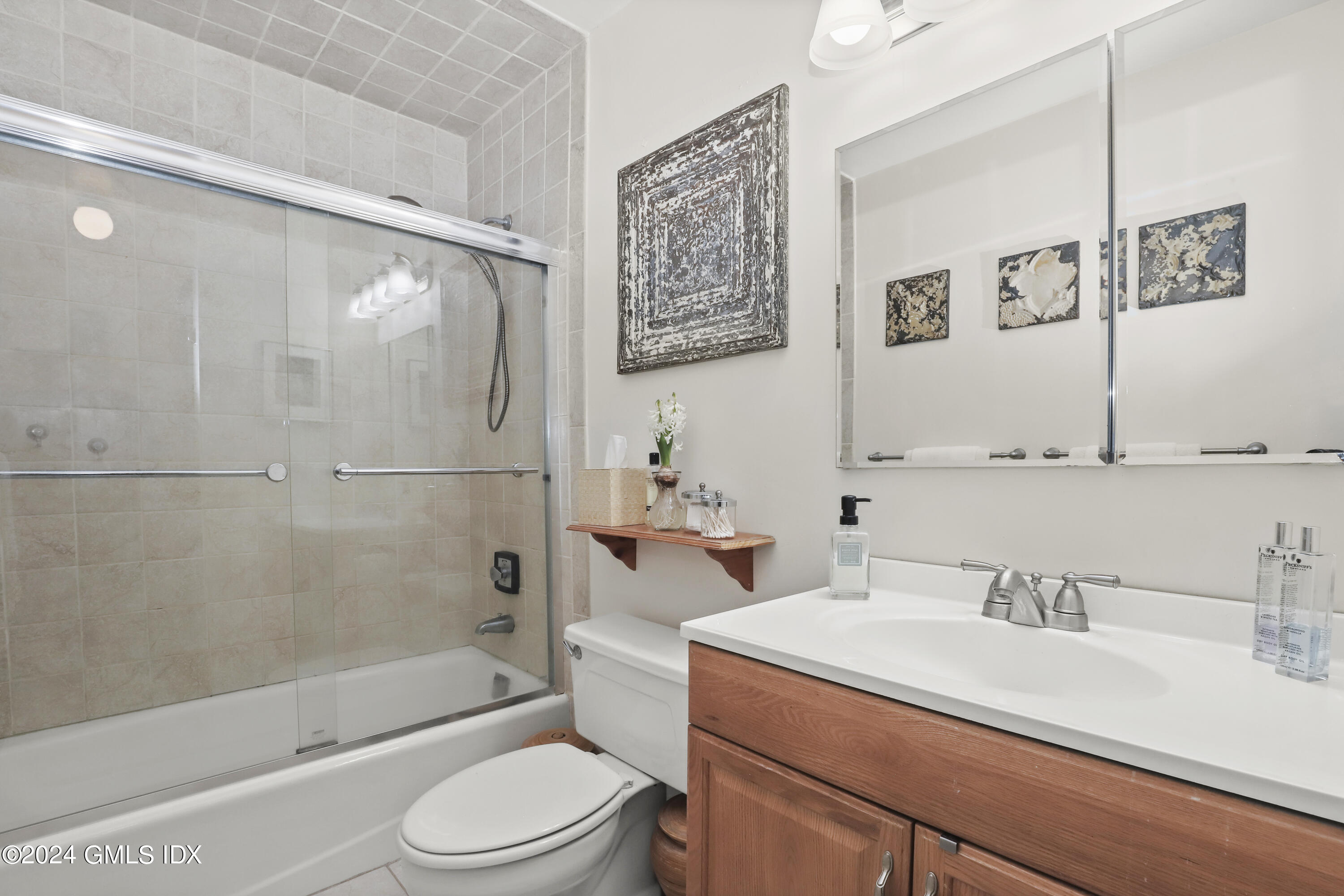 1465 E Putnam Avenue, 313