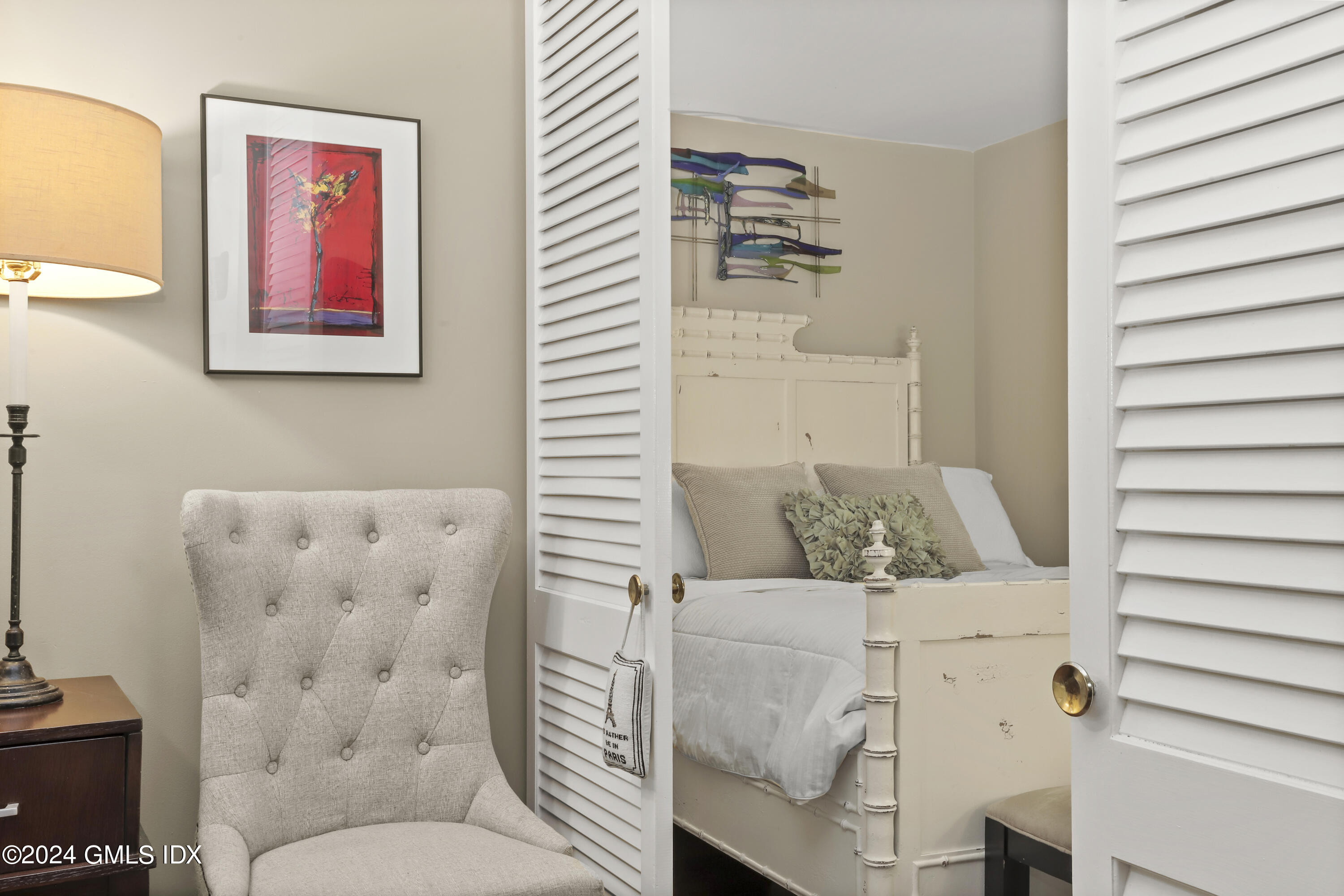 1465 E Putnam Avenue, 313