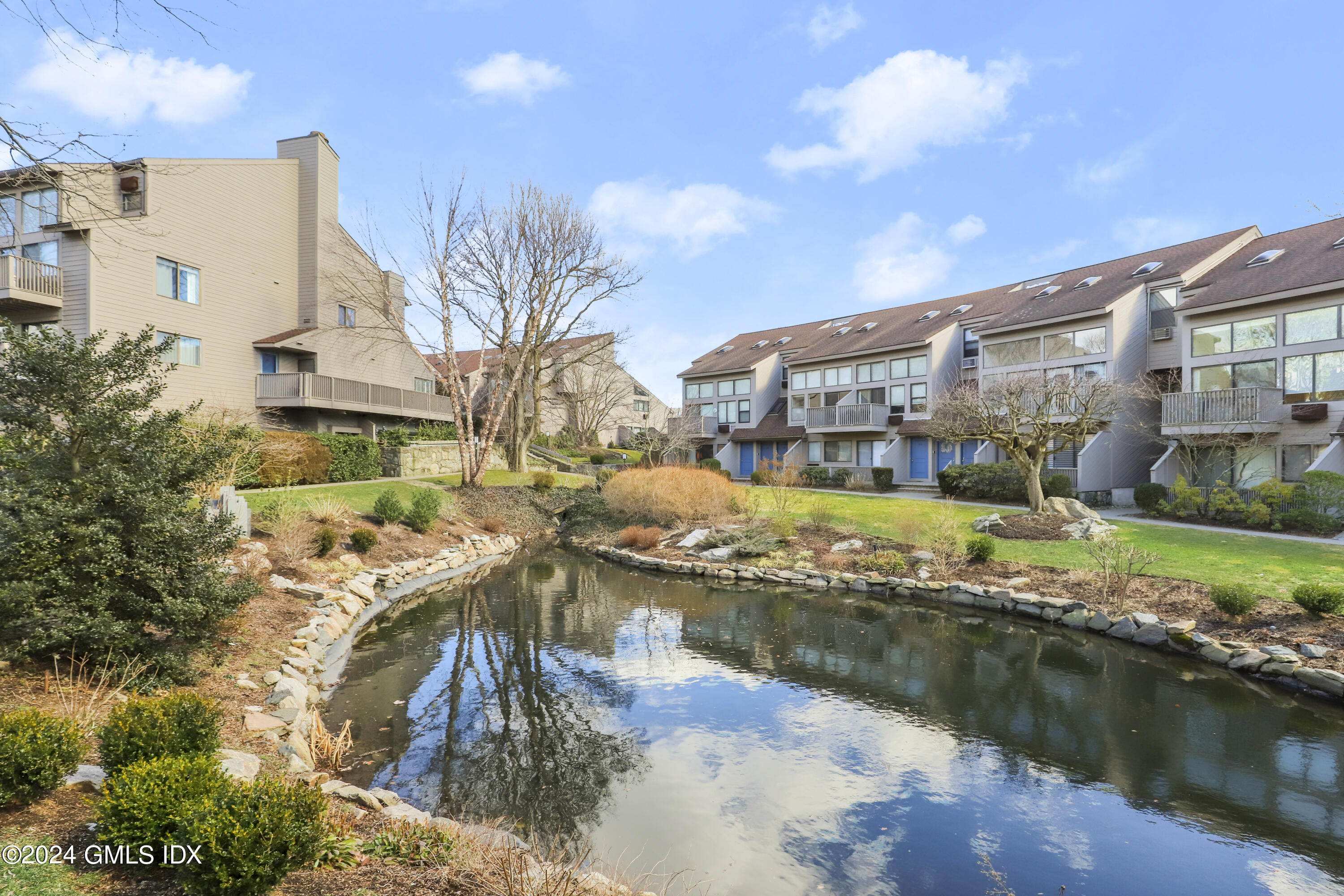 1465 E Putnam Avenue, 313