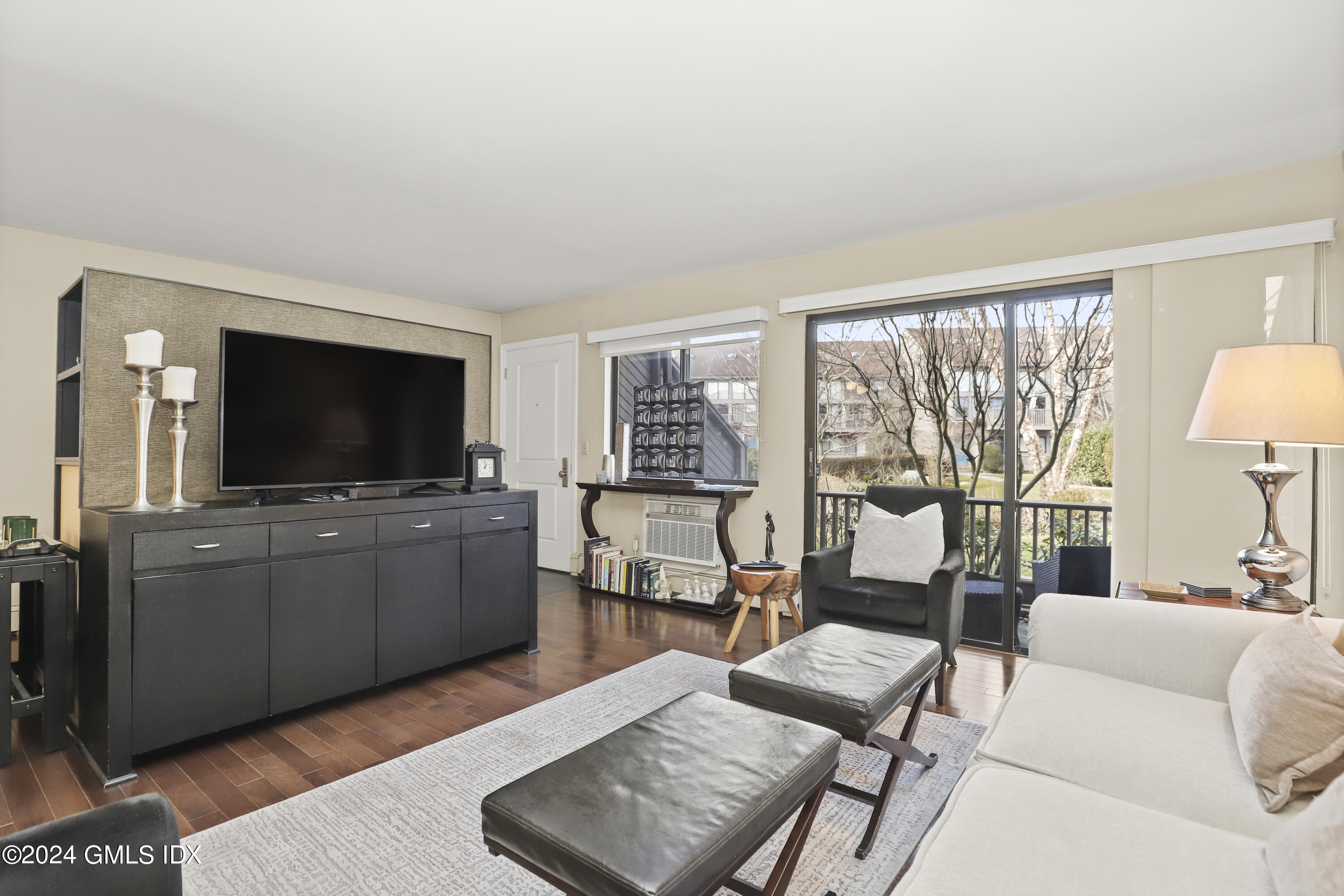 1465 E Putnam Avenue, 313