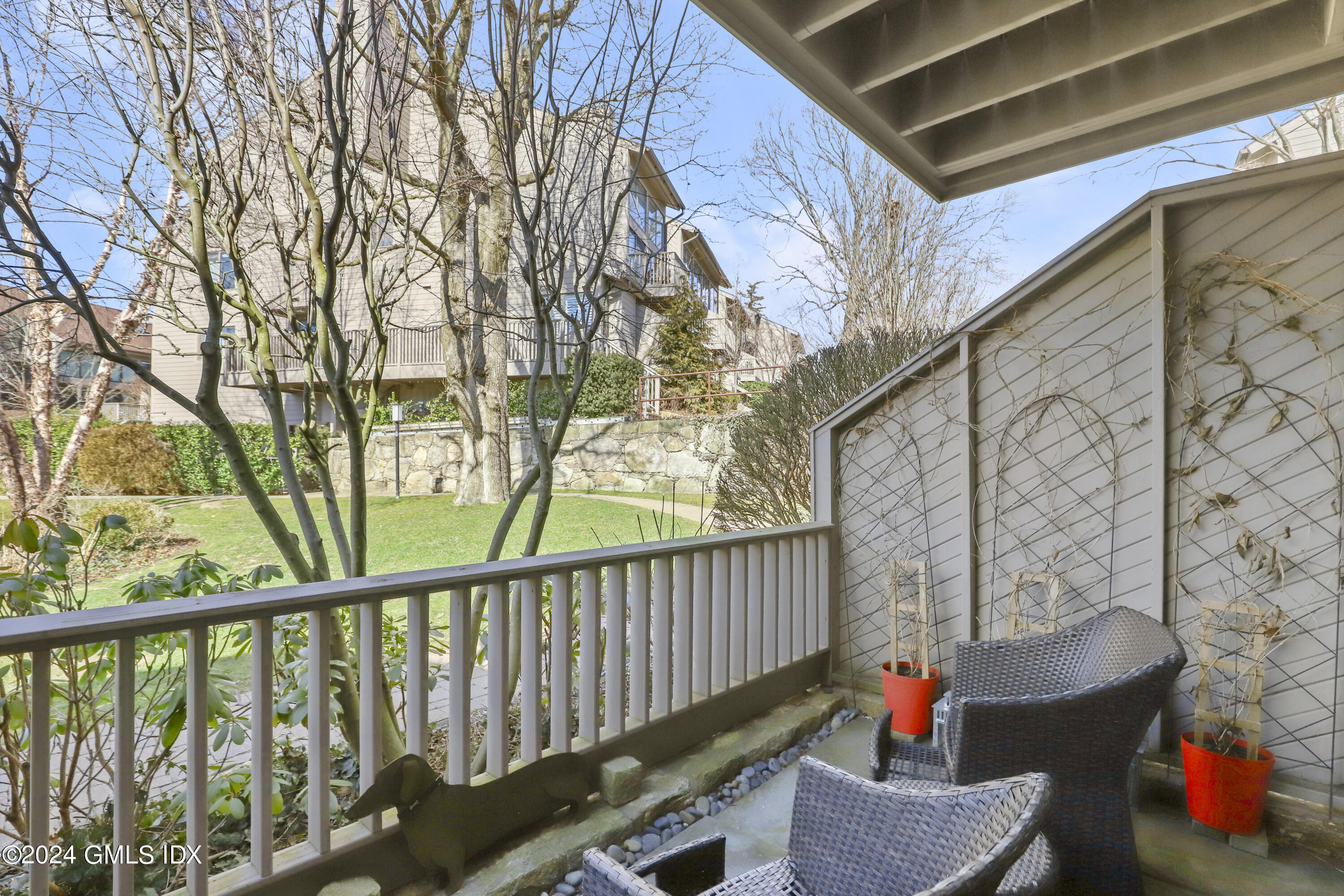 1465 E Putnam Avenue, 313