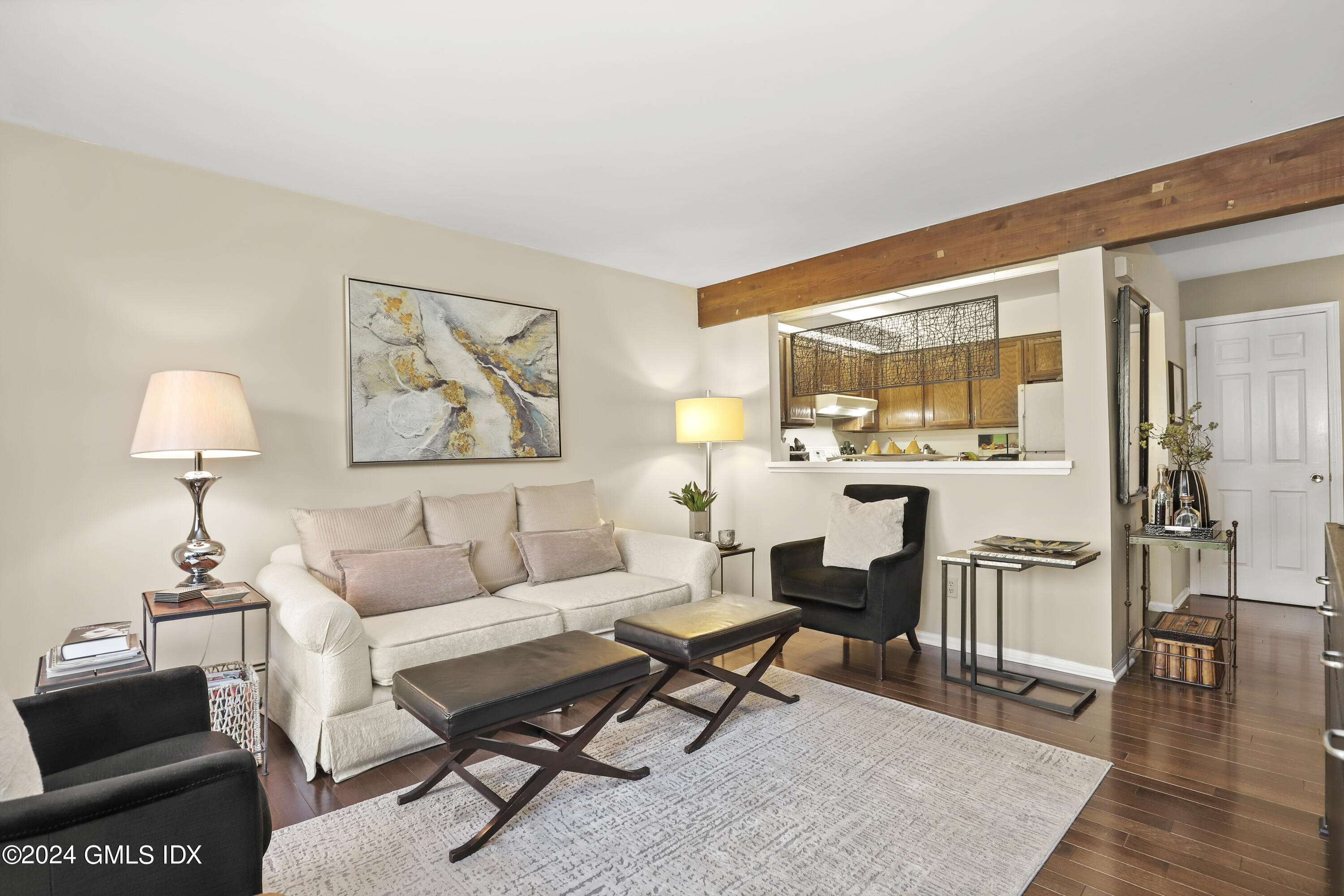 1465 E Putnam Avenue, 313